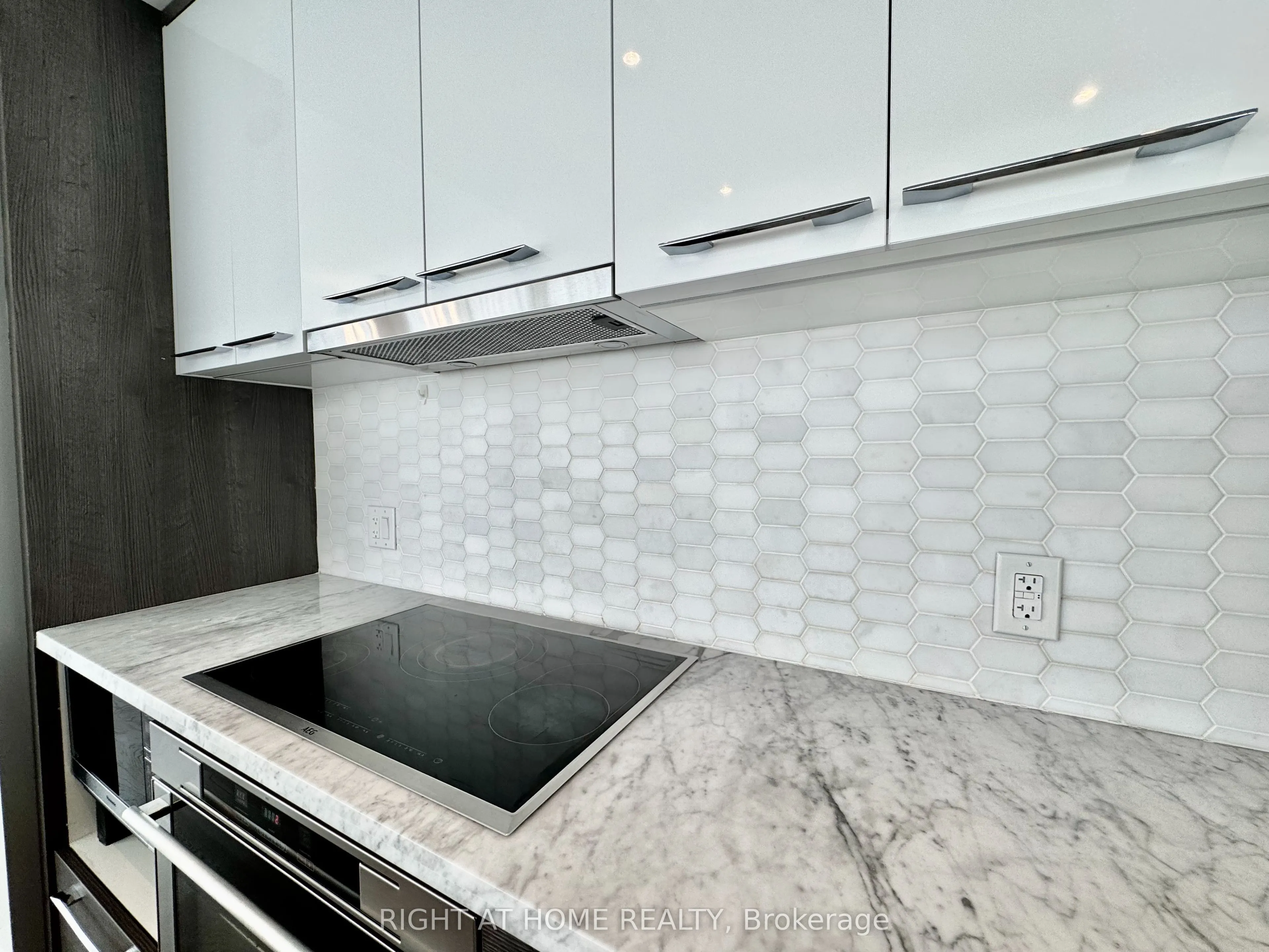 488 University Avenue, #4502