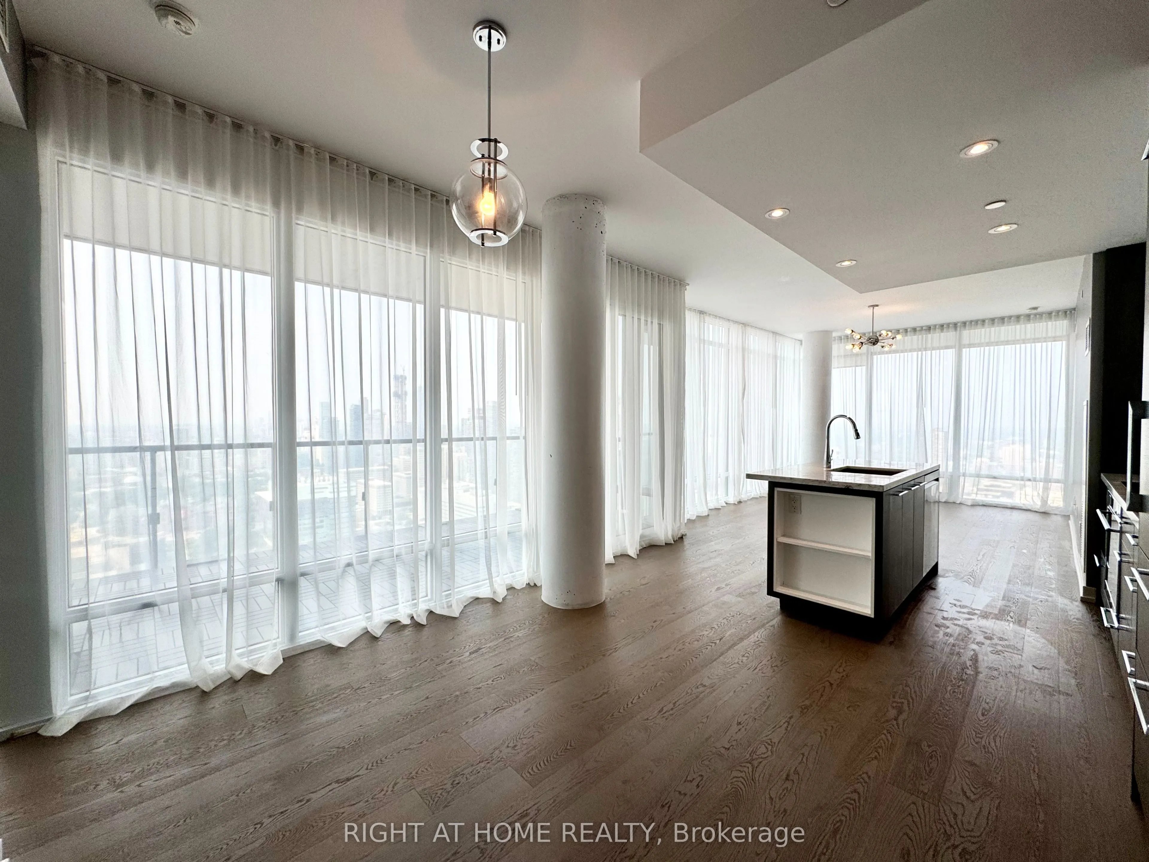488 University Avenue, #4502
