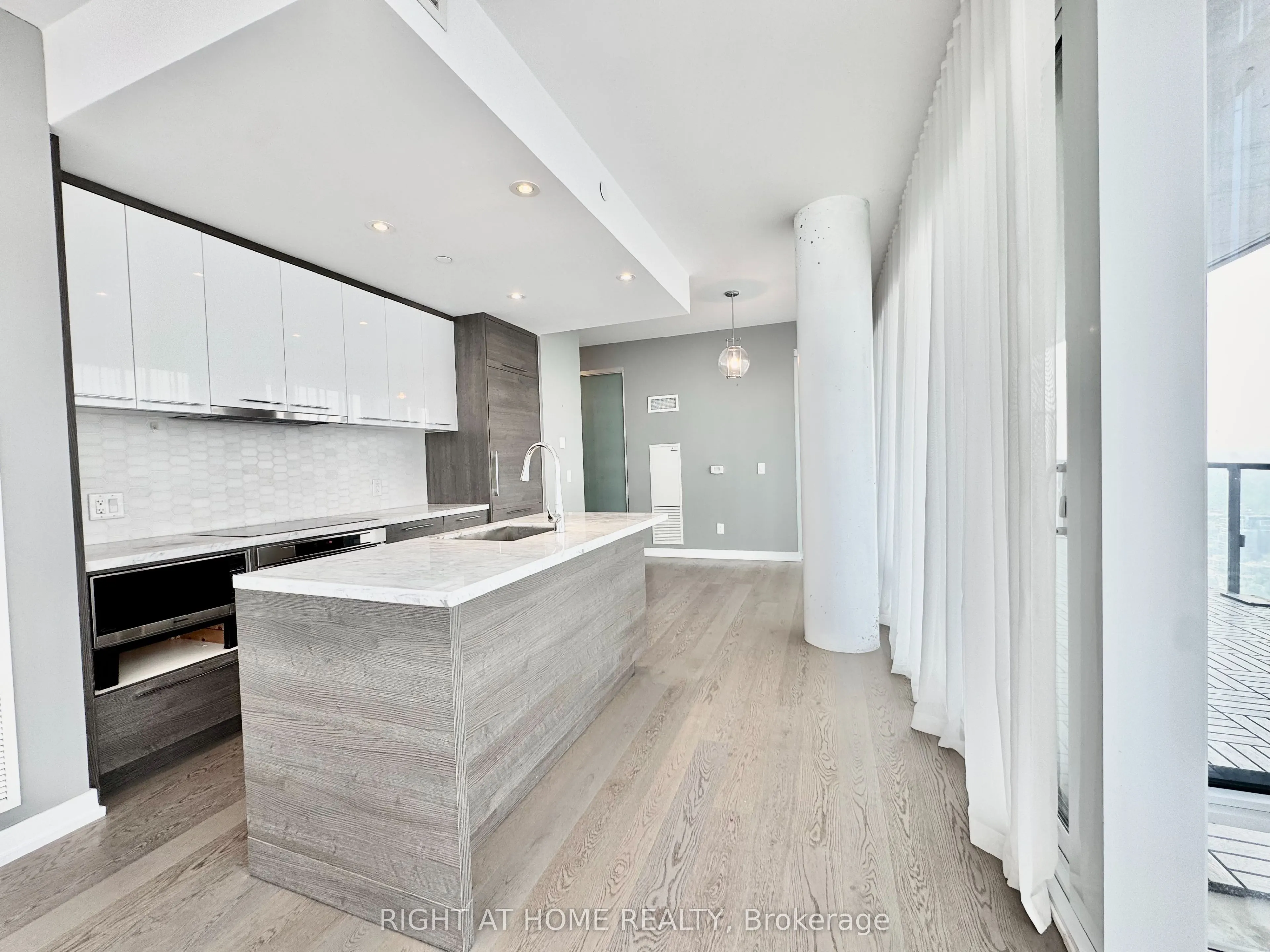 488 University Avenue, #4502