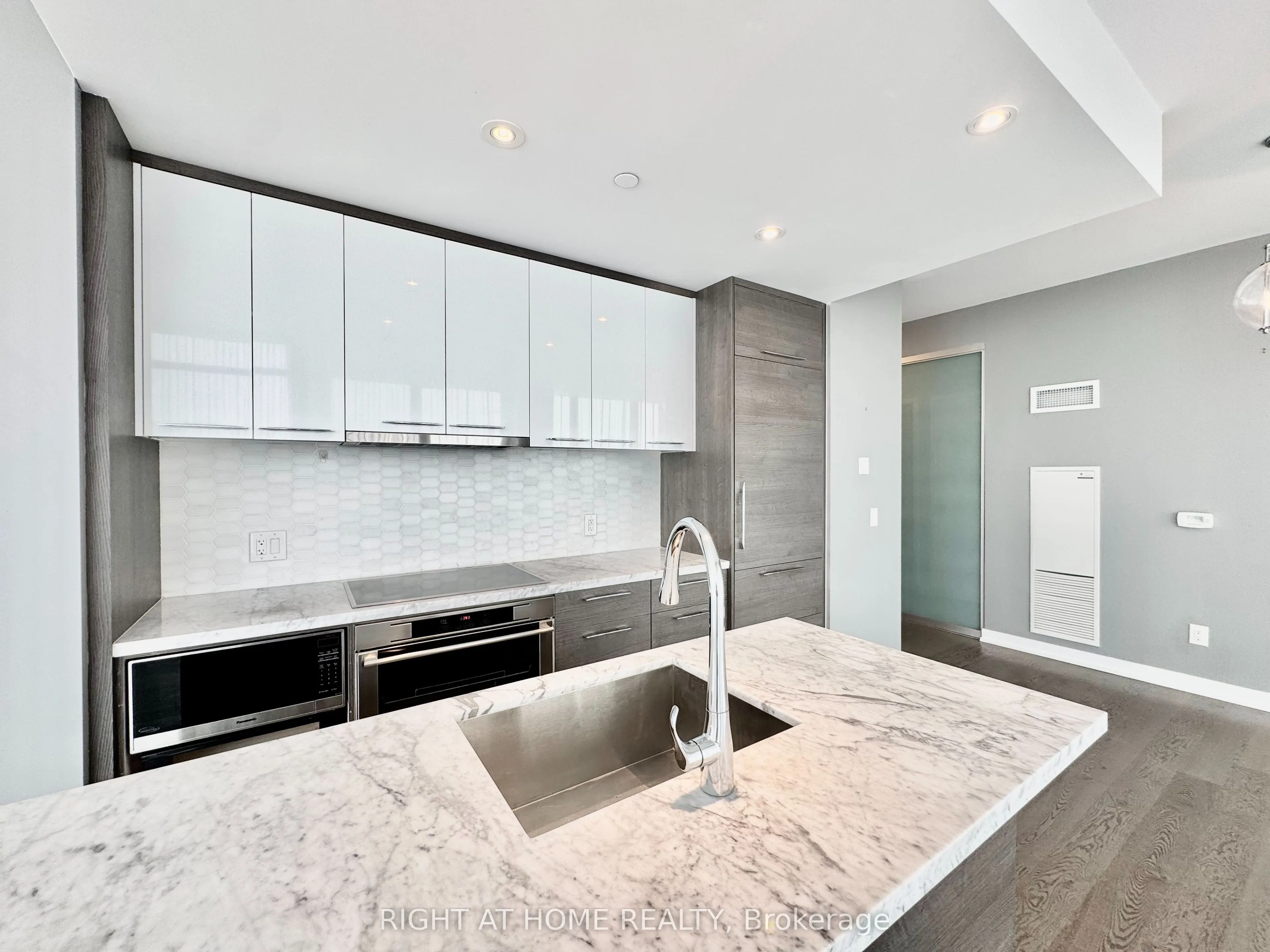 488 University Avenue, #4502