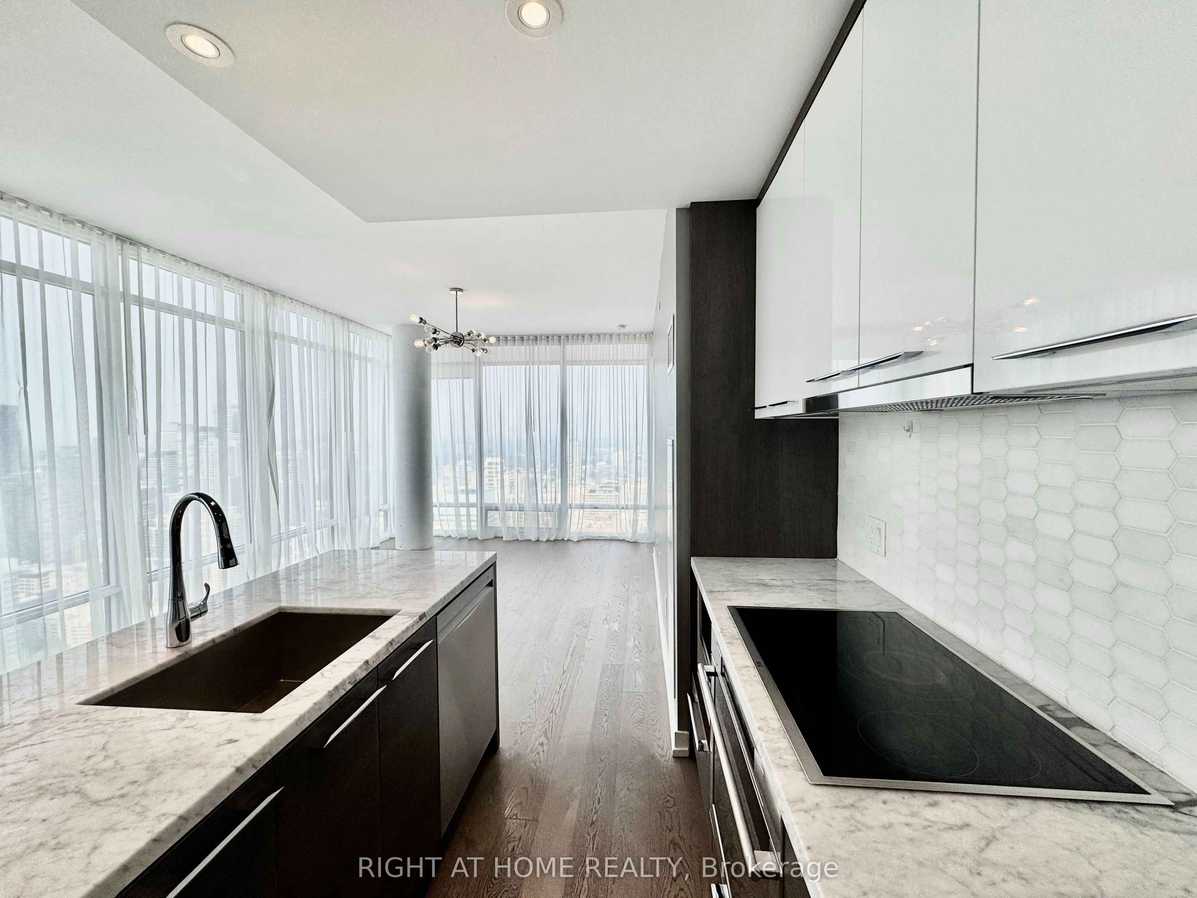 488 University Avenue, #4502
