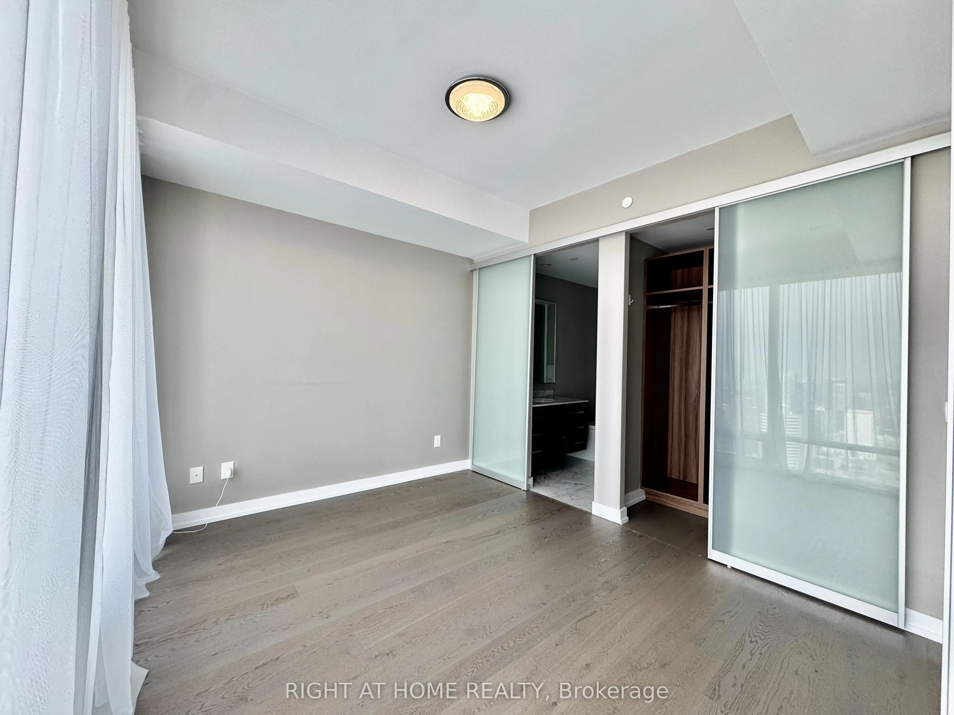 488 University Avenue, #4502