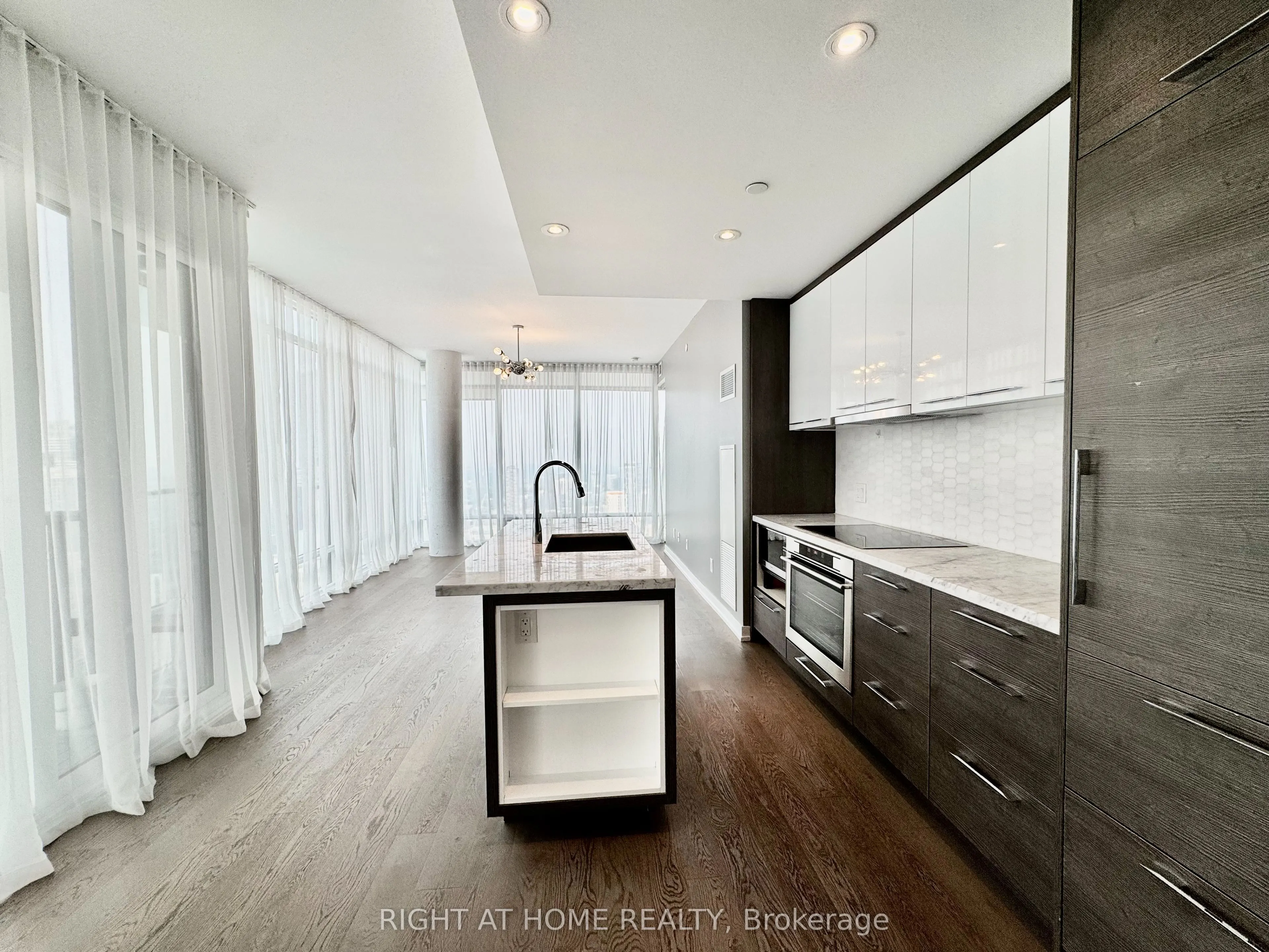 488 University Avenue, #4502