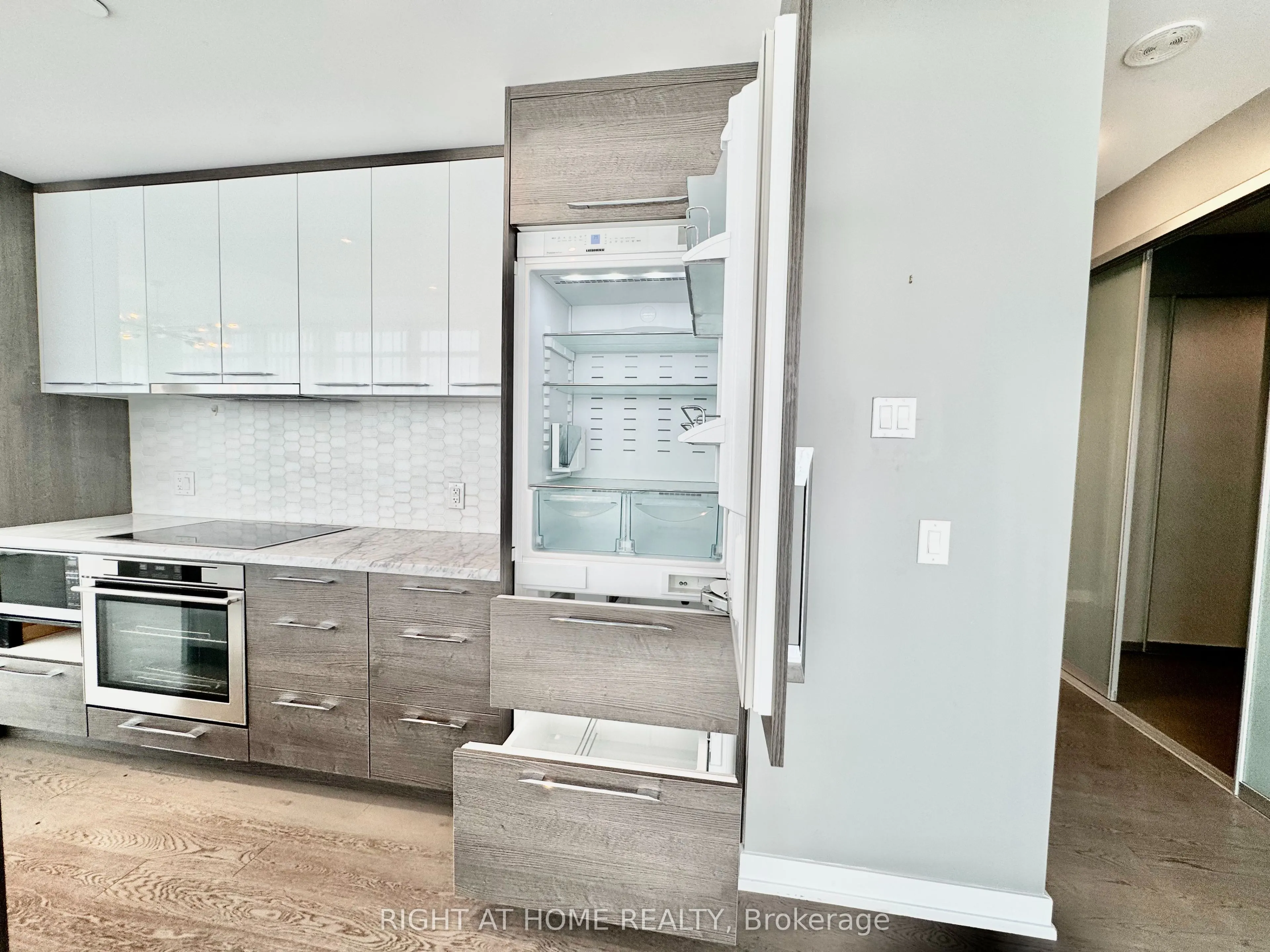 488 University Avenue, #4502