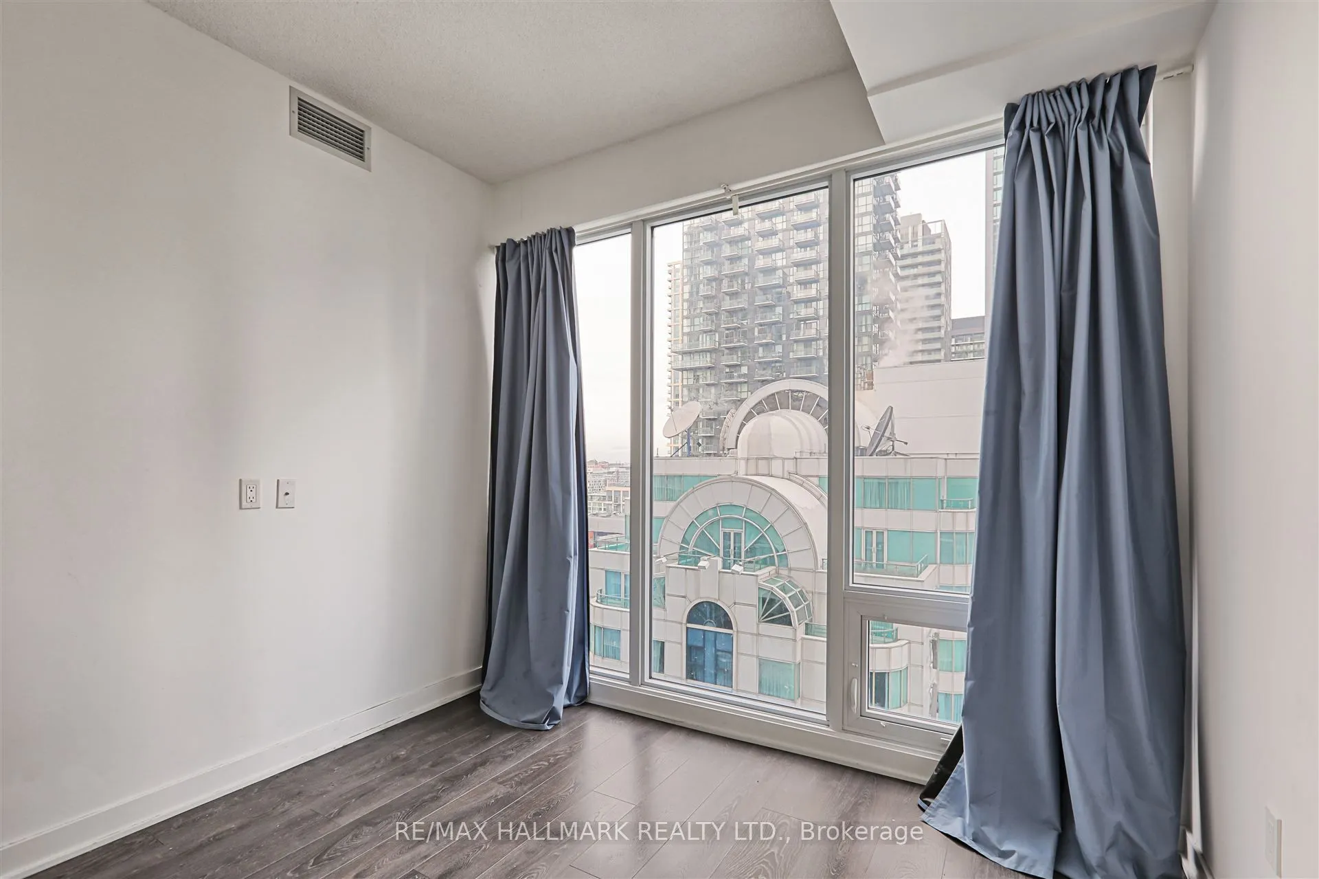 125 Blue Jays Way, #2507