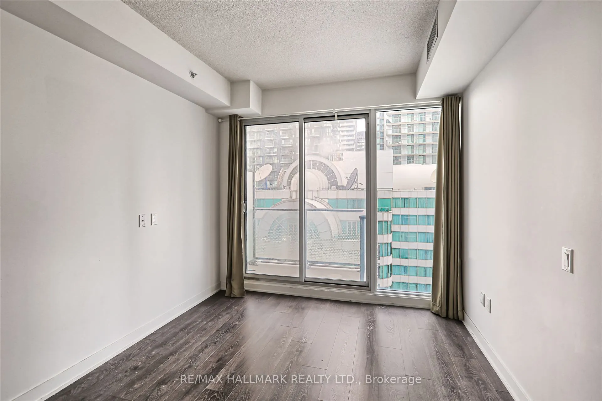 125 Blue Jays Way, #2507