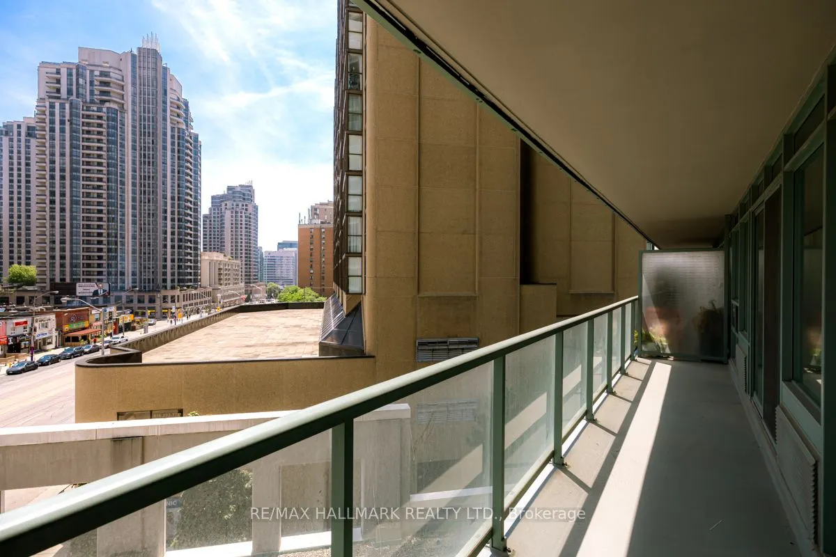 5500 Yonge Street, #403