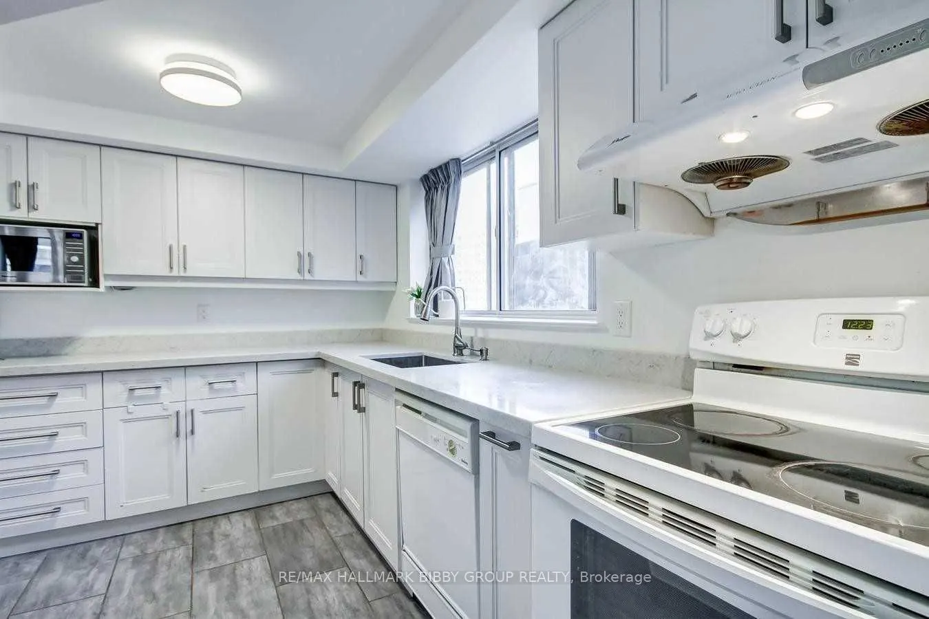 44 Gerrard Street W, #806