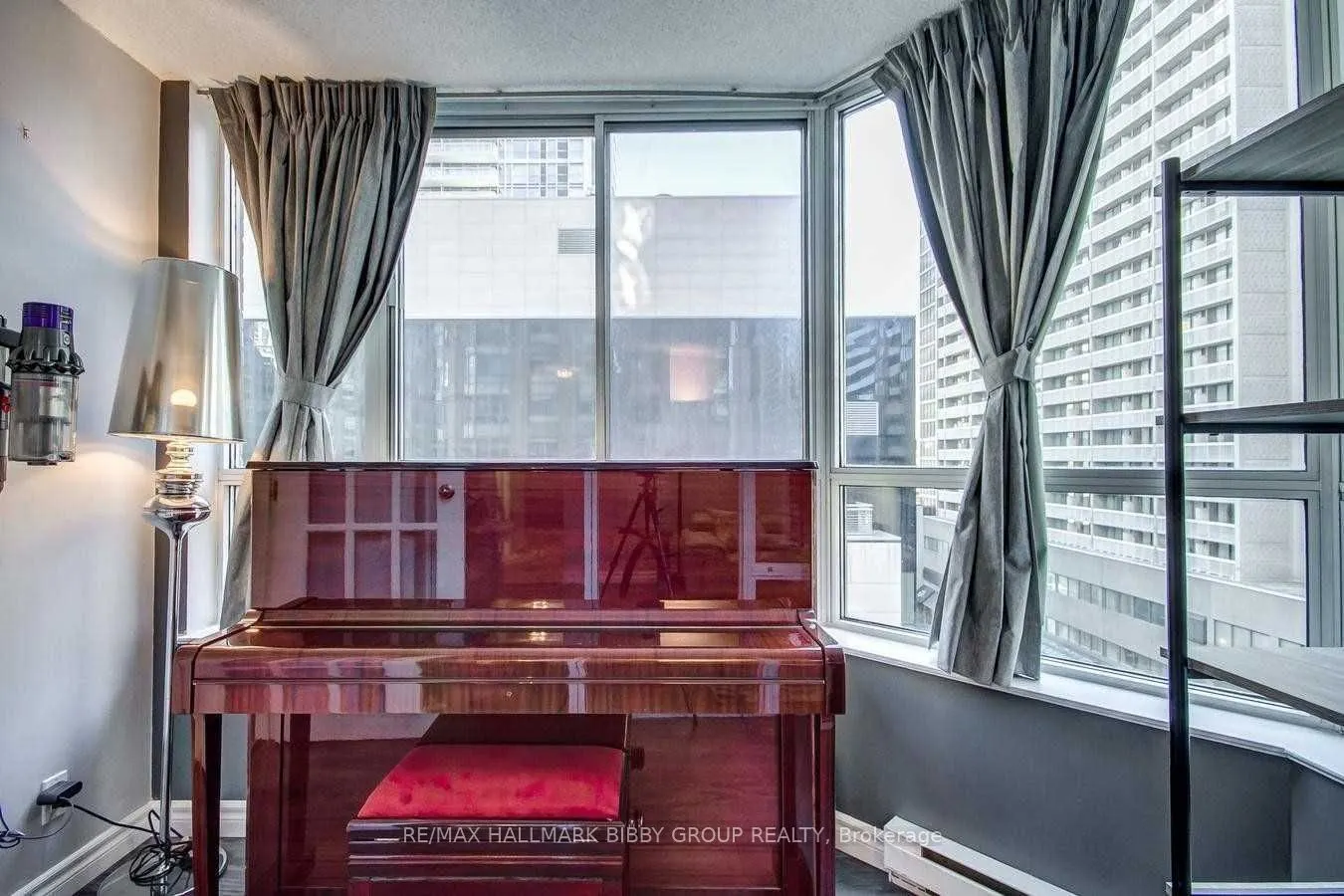 44 Gerrard Street W, #806