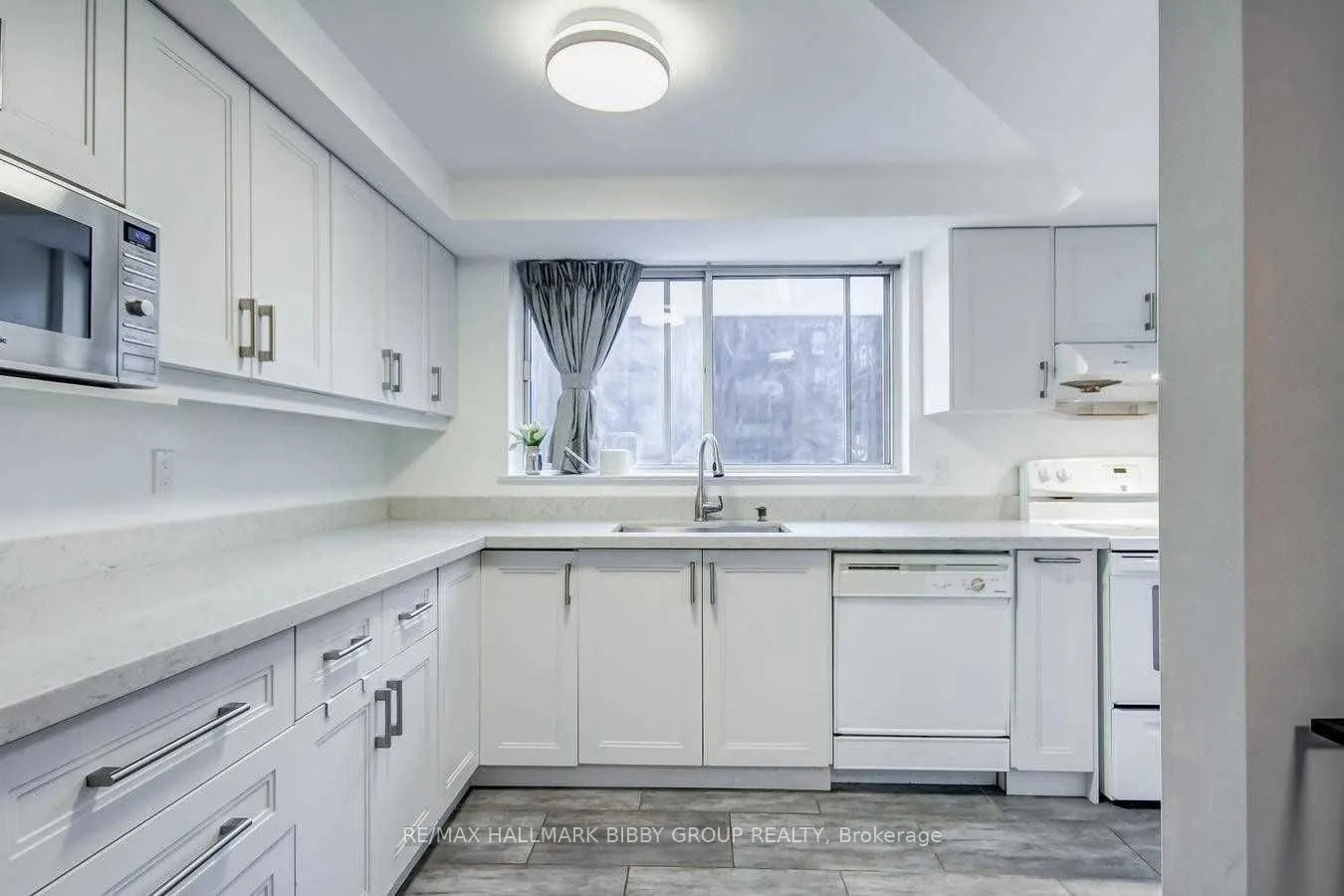 44 Gerrard Street W, #806