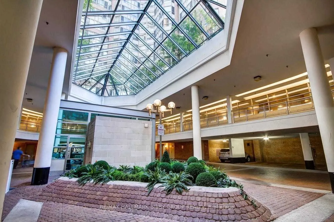 44 Gerrard Street W, #806
