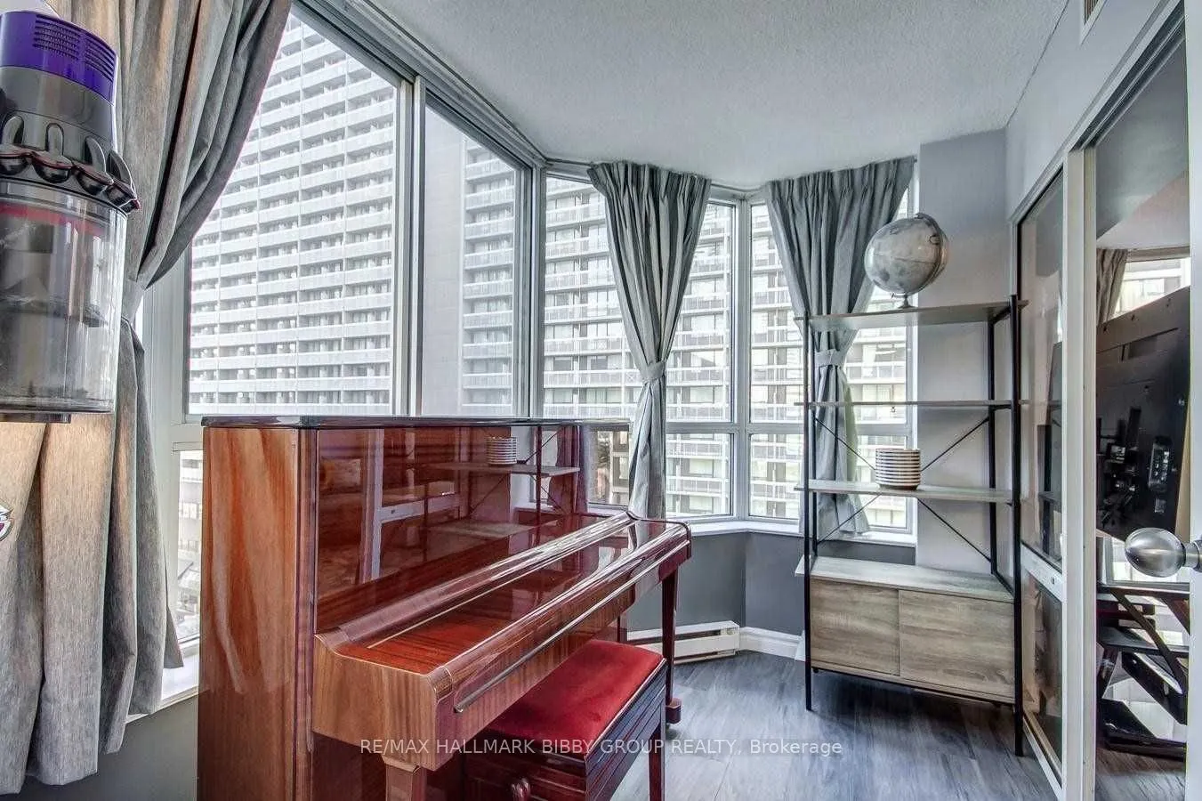 44 Gerrard Street W, #806