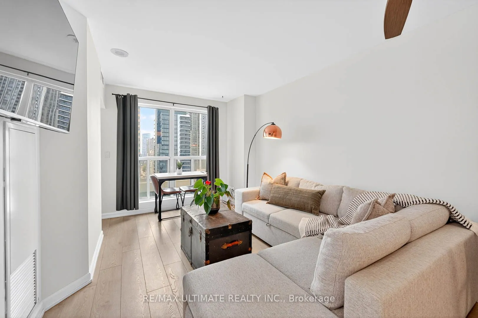 8 Park Road, #2113