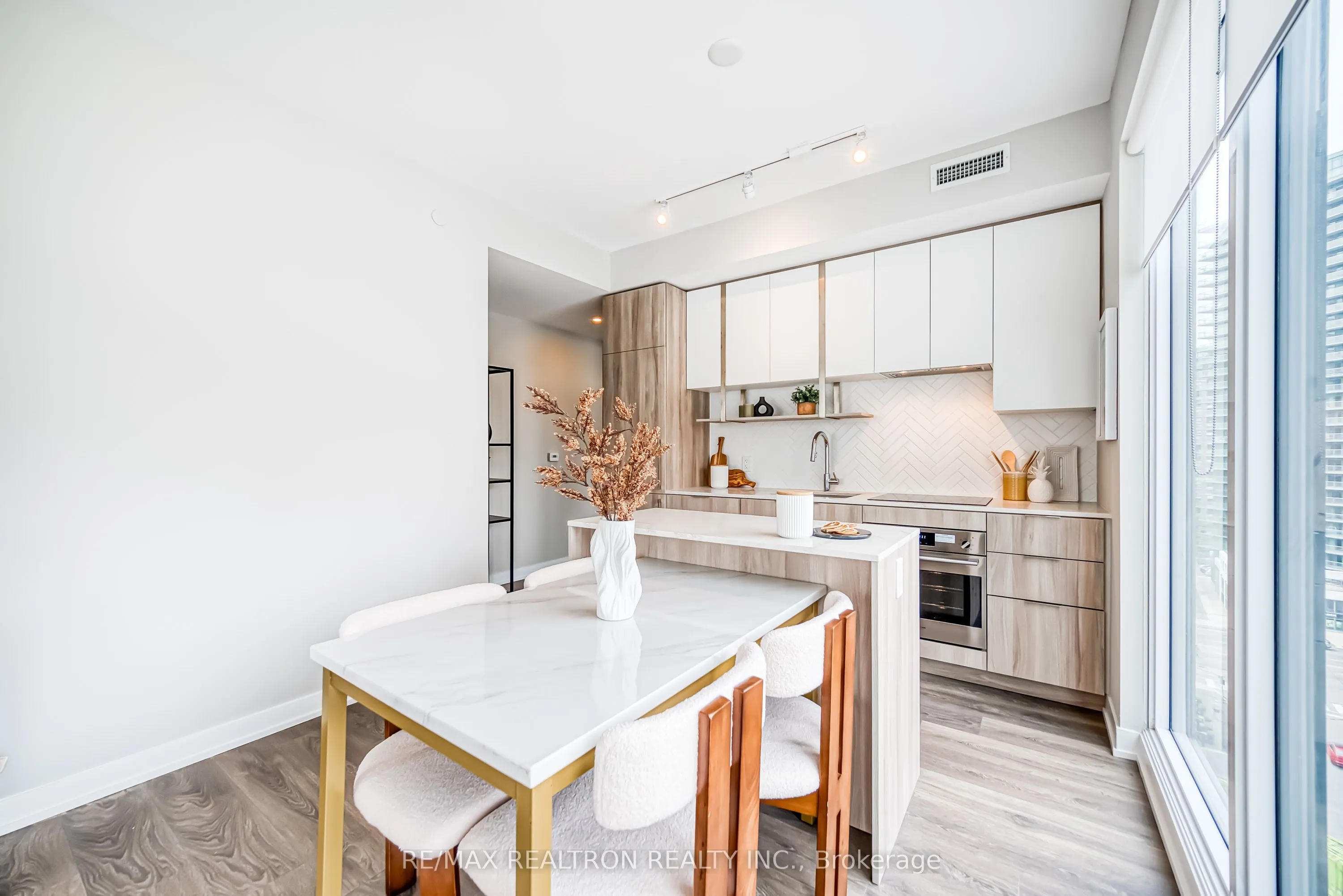 15 Holmes Avenue, #908