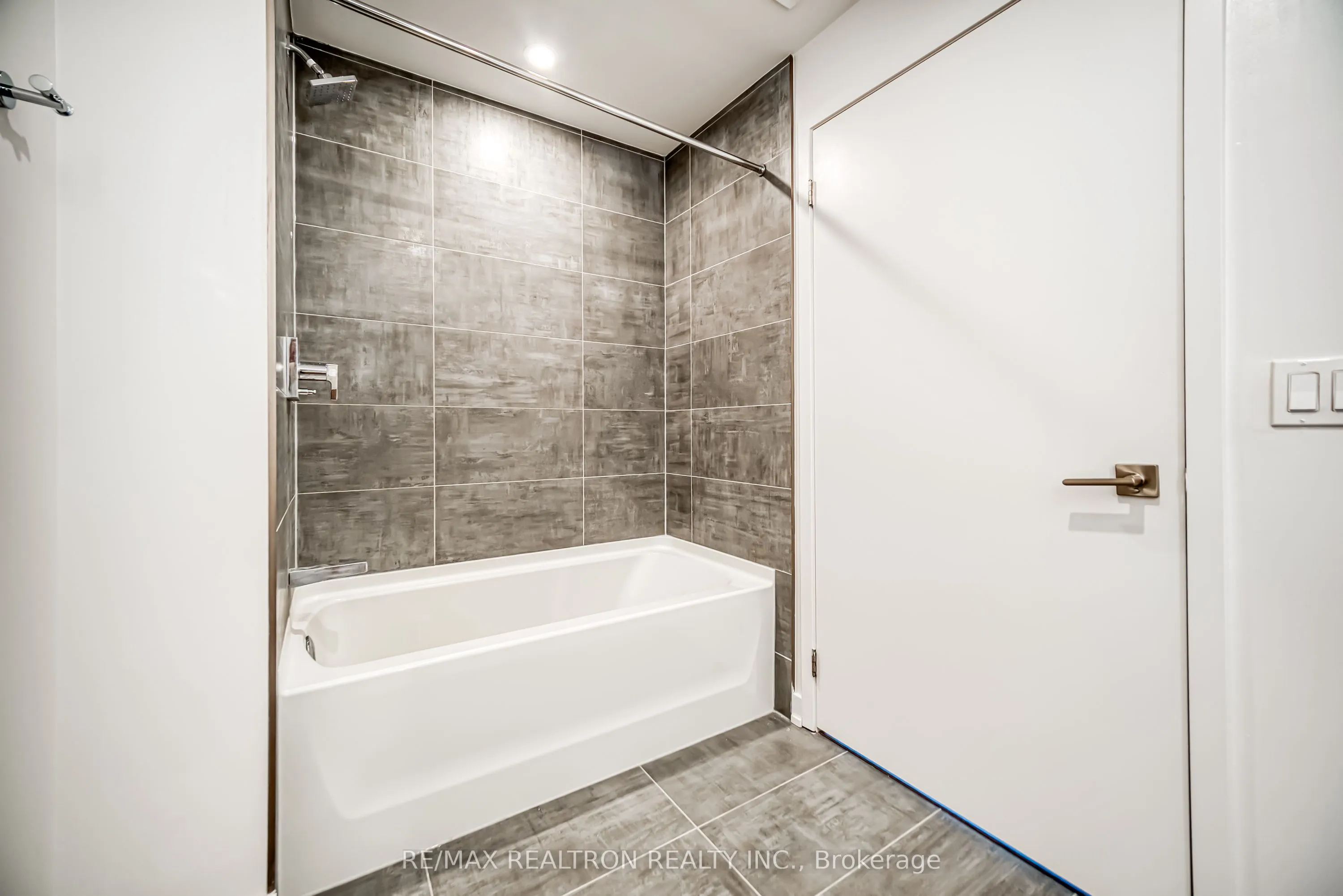 15 Holmes Avenue, #908