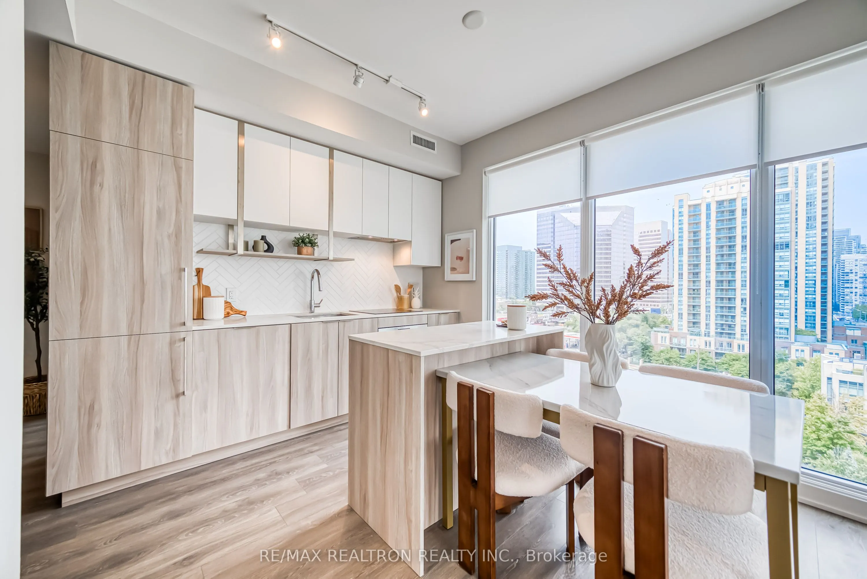 15 Holmes Avenue, #908