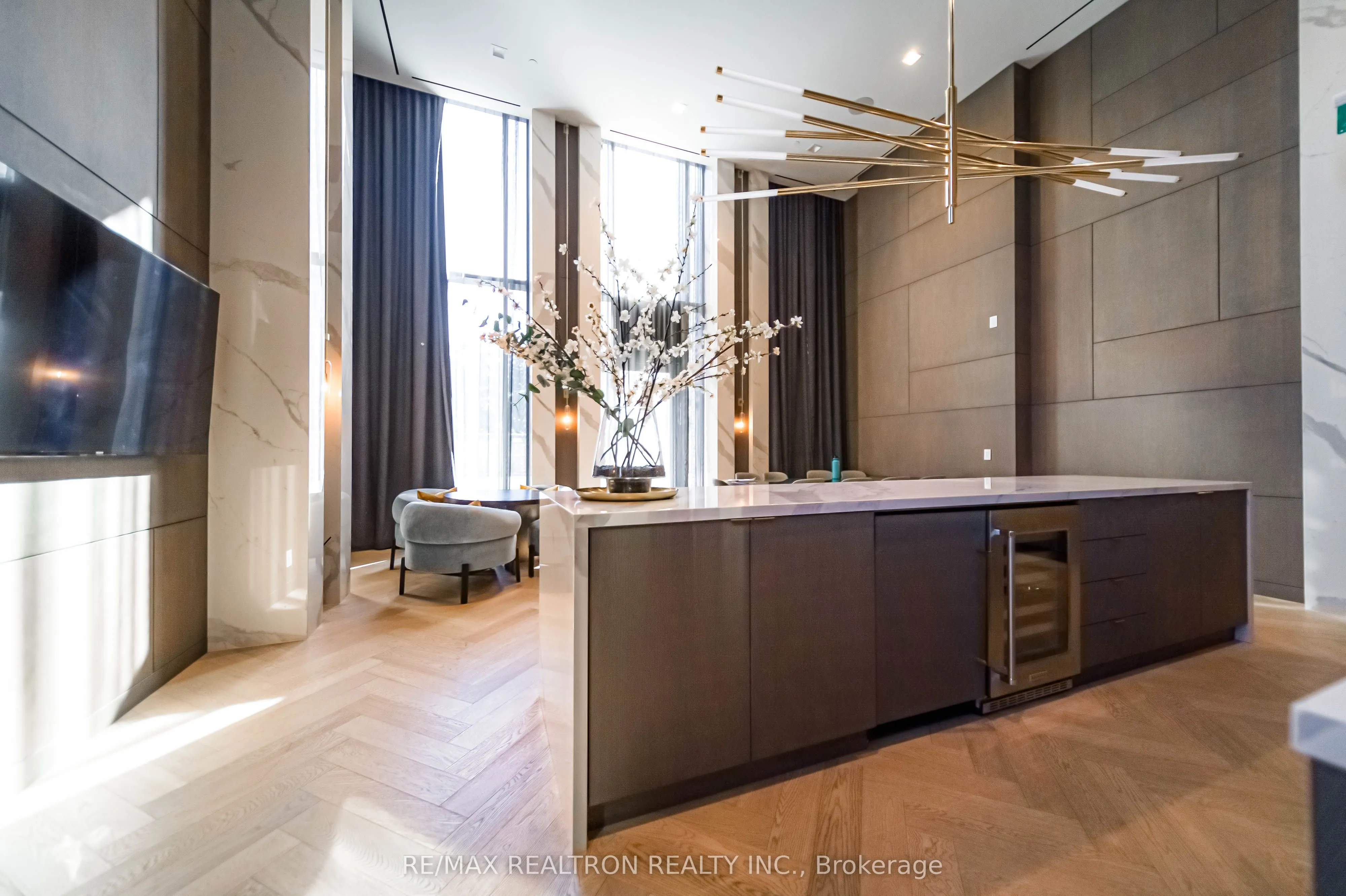 15 Holmes Avenue, #908