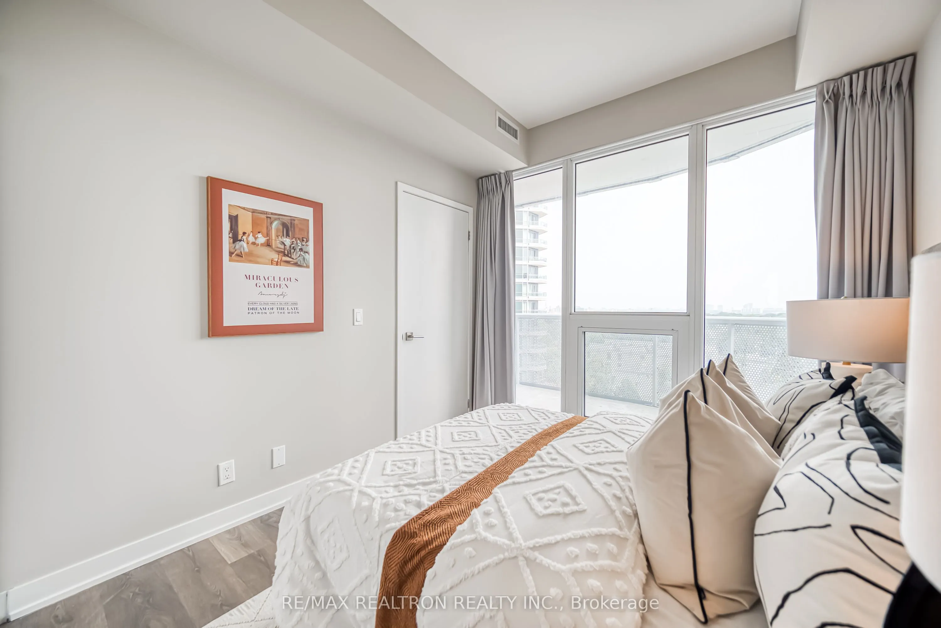 15 Holmes Avenue, #908