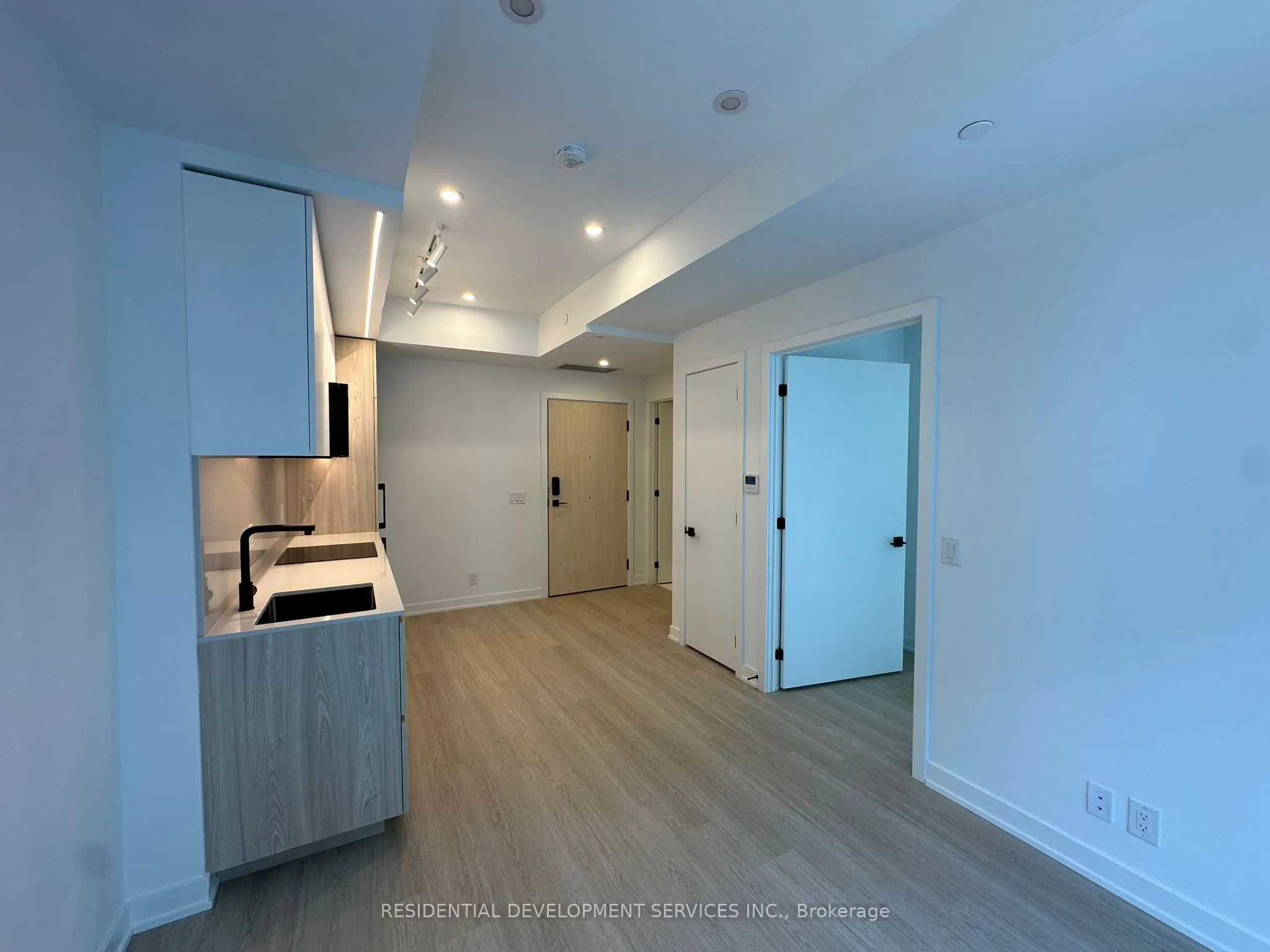 699 Sheppard Avenue E, #511