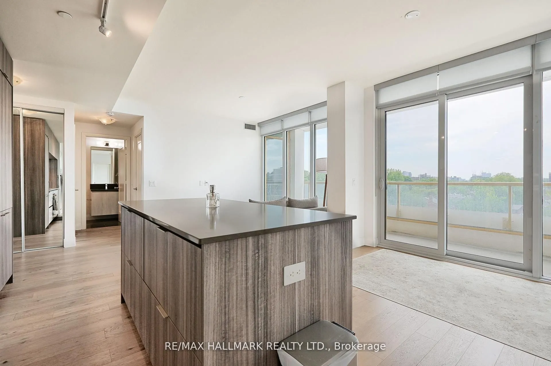 151 Avenue Road, #601