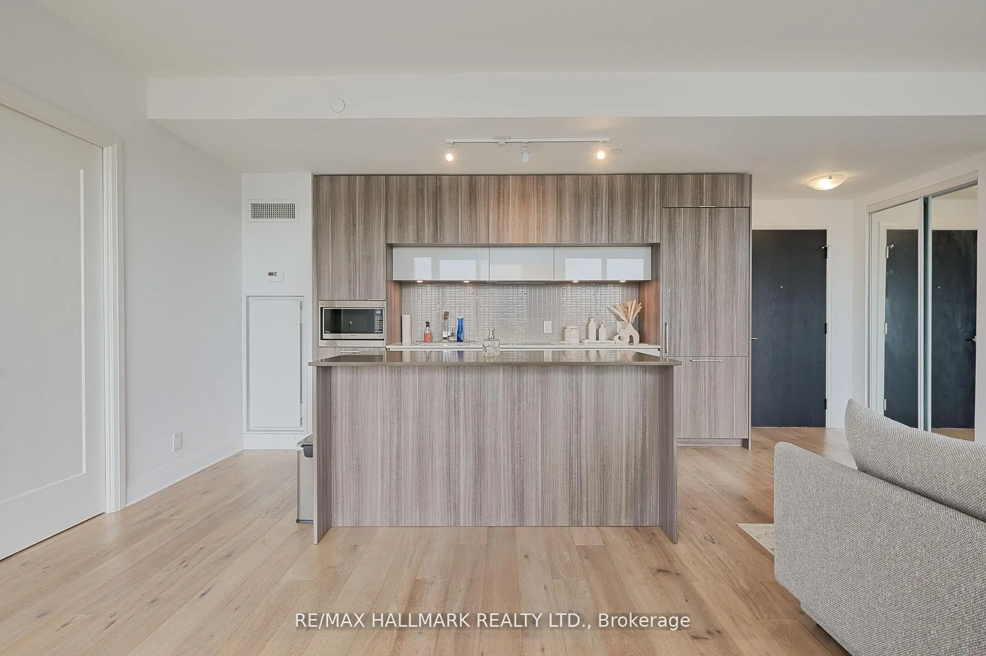 151 Avenue Road, #601