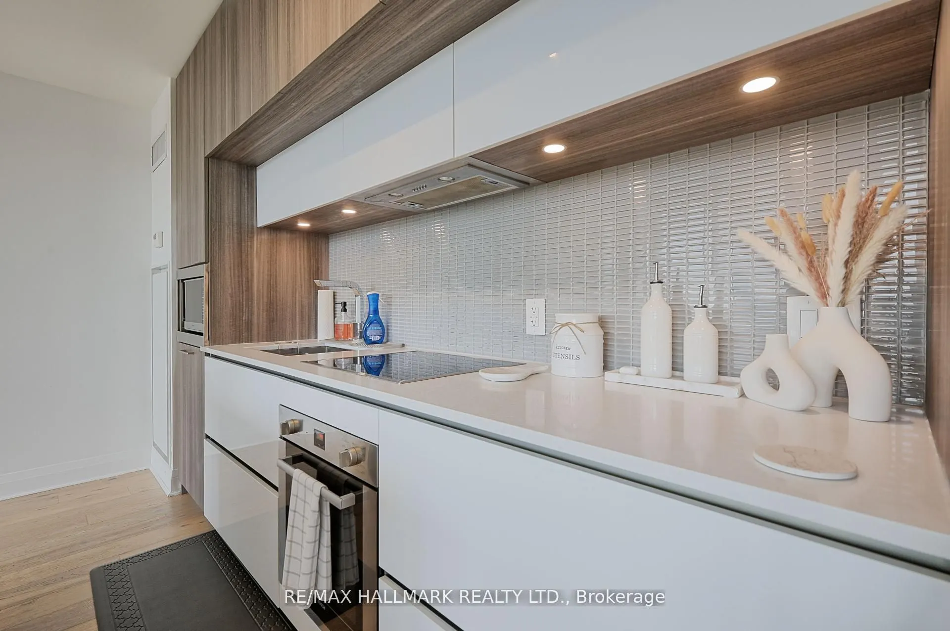 151 Avenue Road, #601