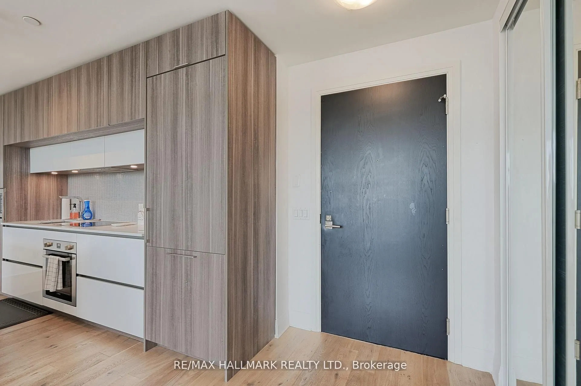 151 Avenue Road, #601
