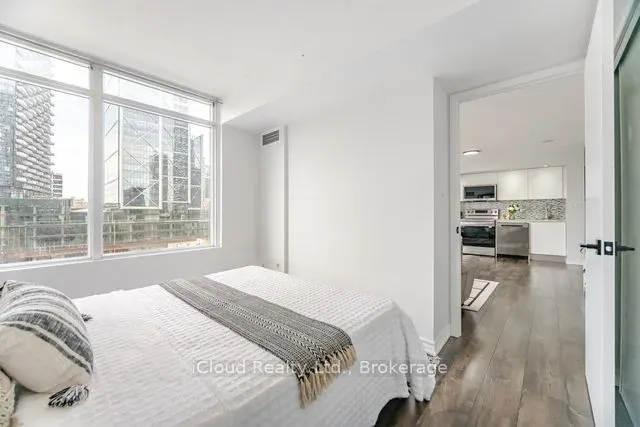 25 Telegram Mews, #1015