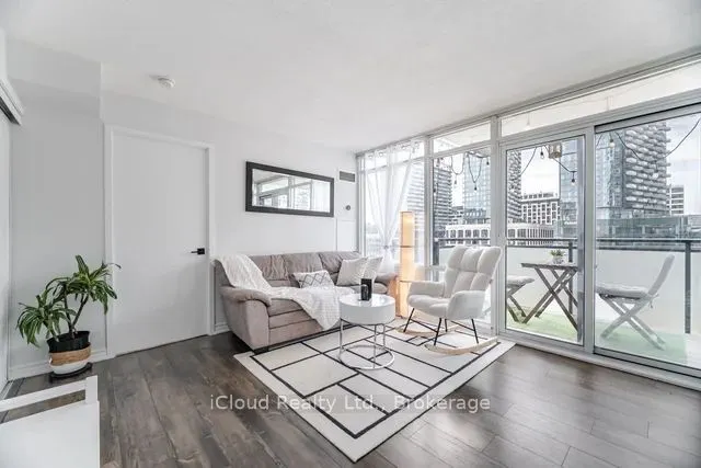 25 Telegram Mews, #1015