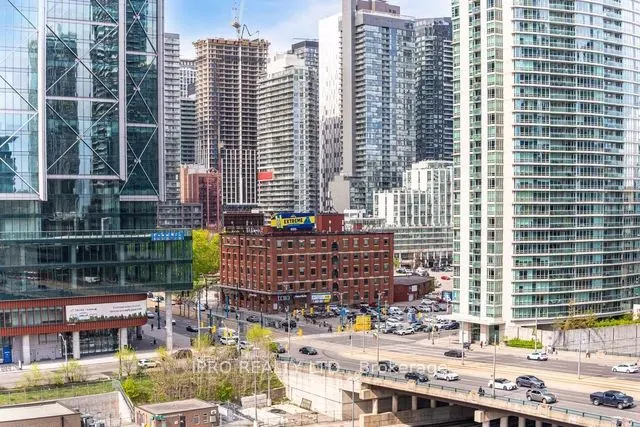 25 Telegram Mews, #1015