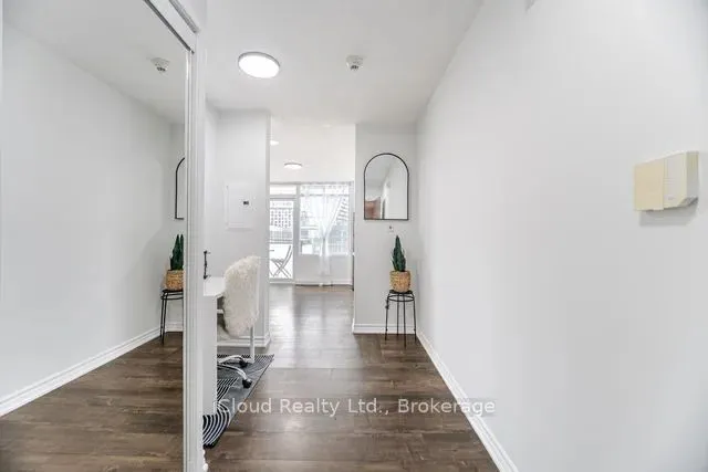 25 Telegram Mews, #1015