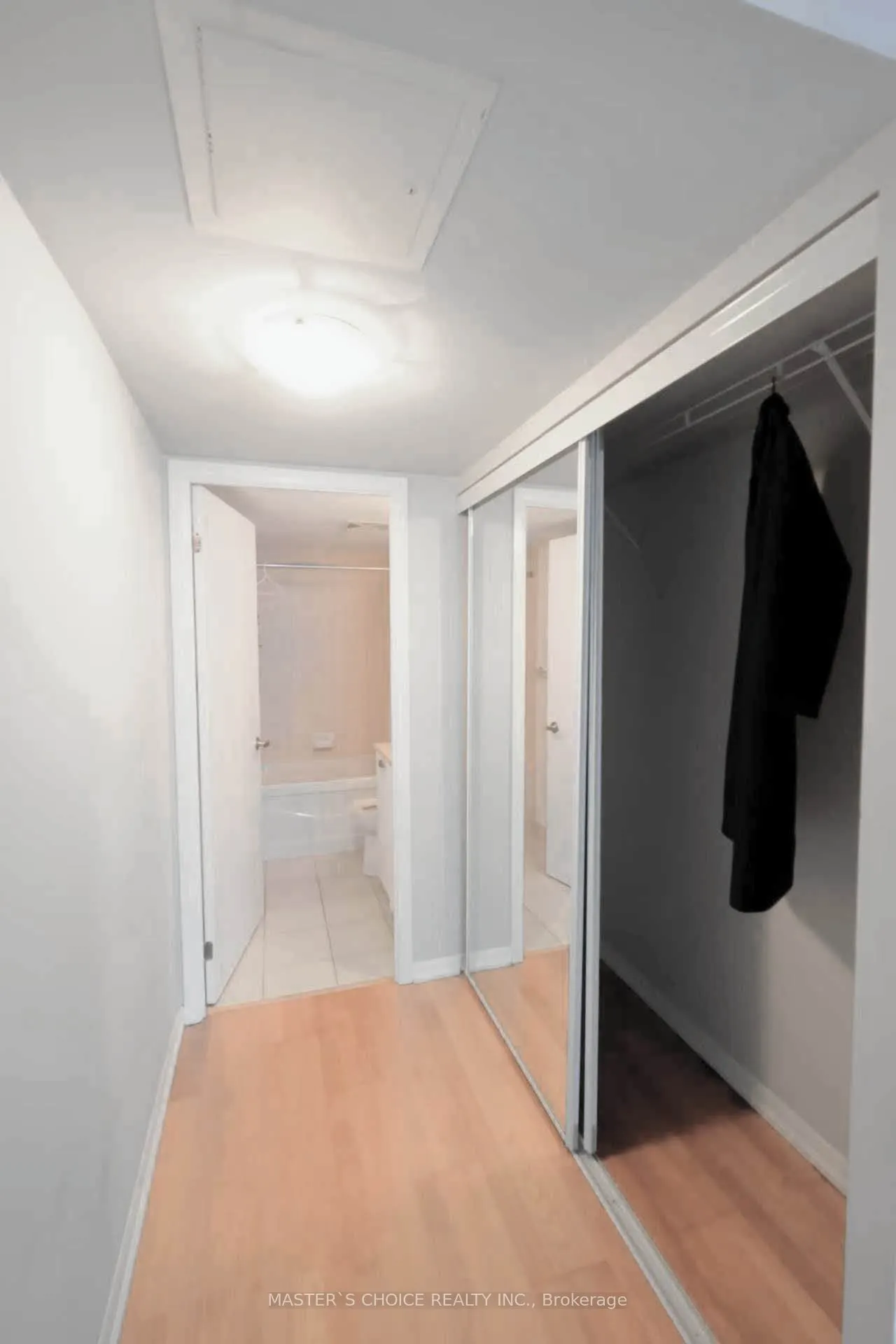 37 Grosvenor Street, #709