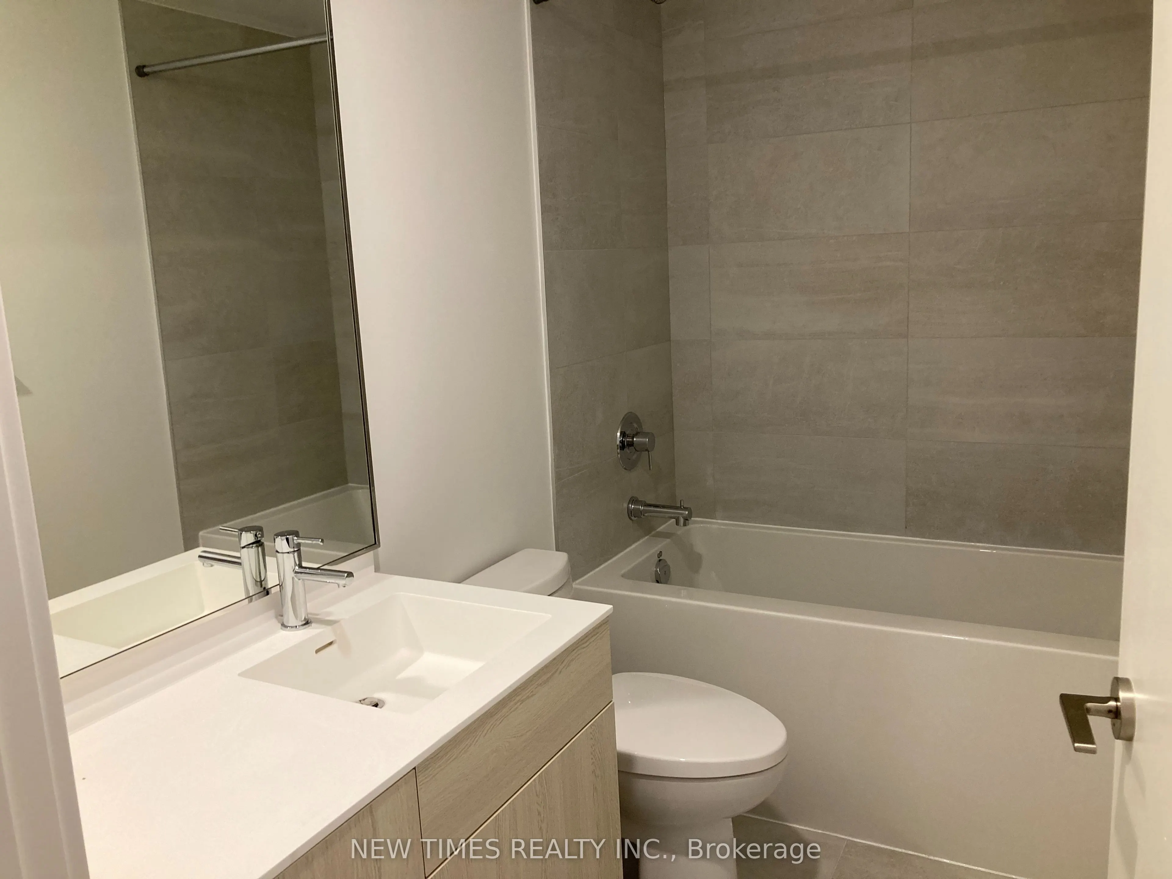 425 Front St E Avenue, #815