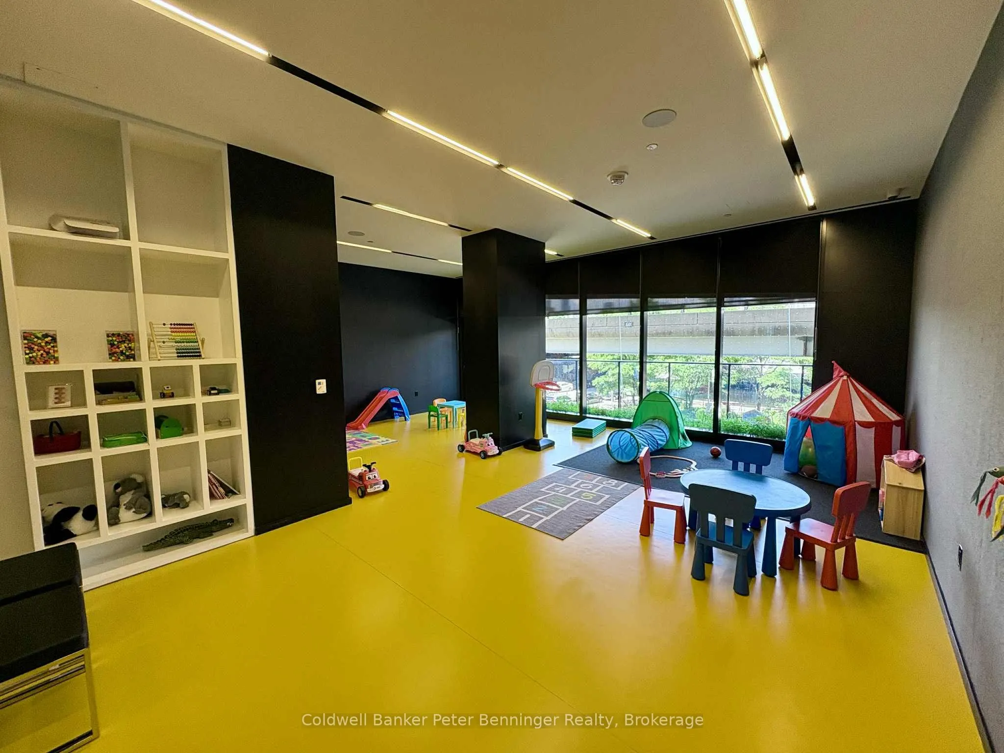 21 Lawren Harris Square, #514