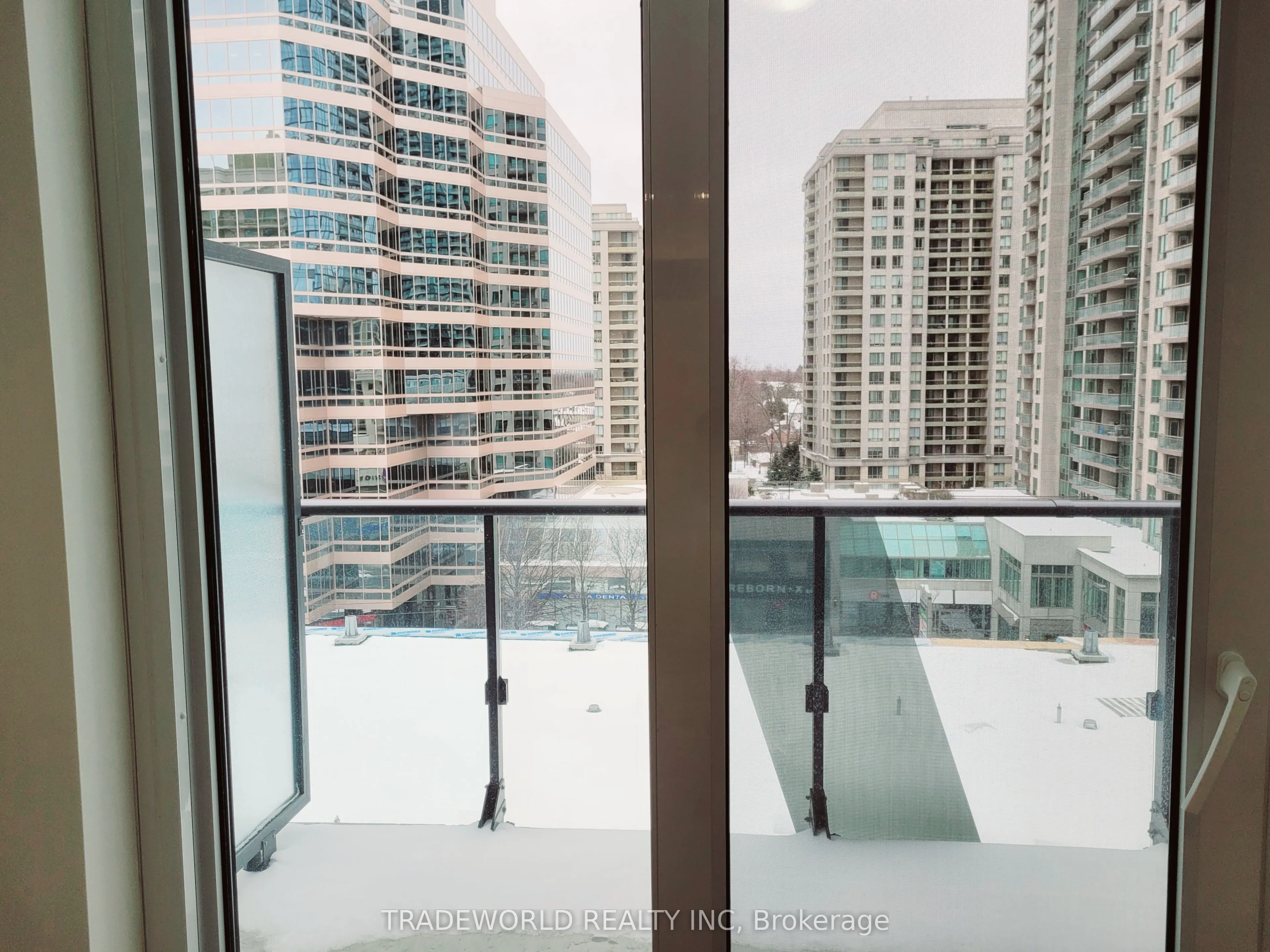 15 Ellerslie Avenue, #601