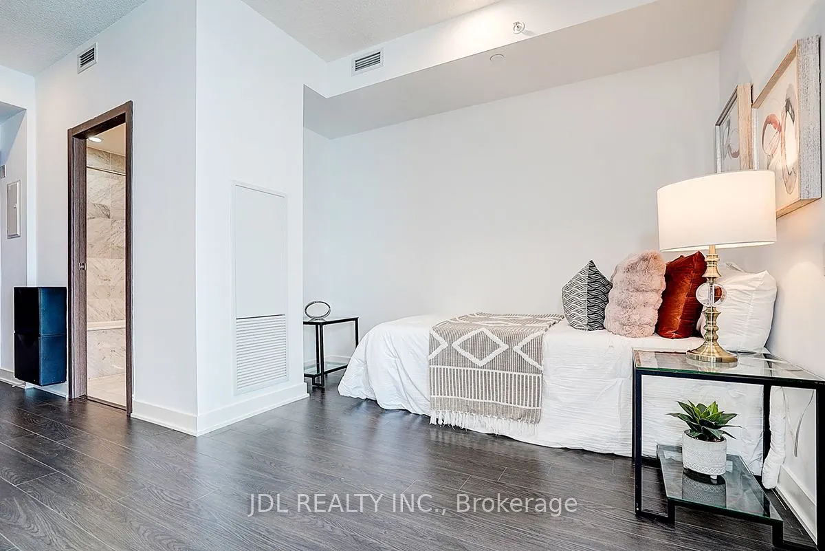 19 Bathurst Street, #3709