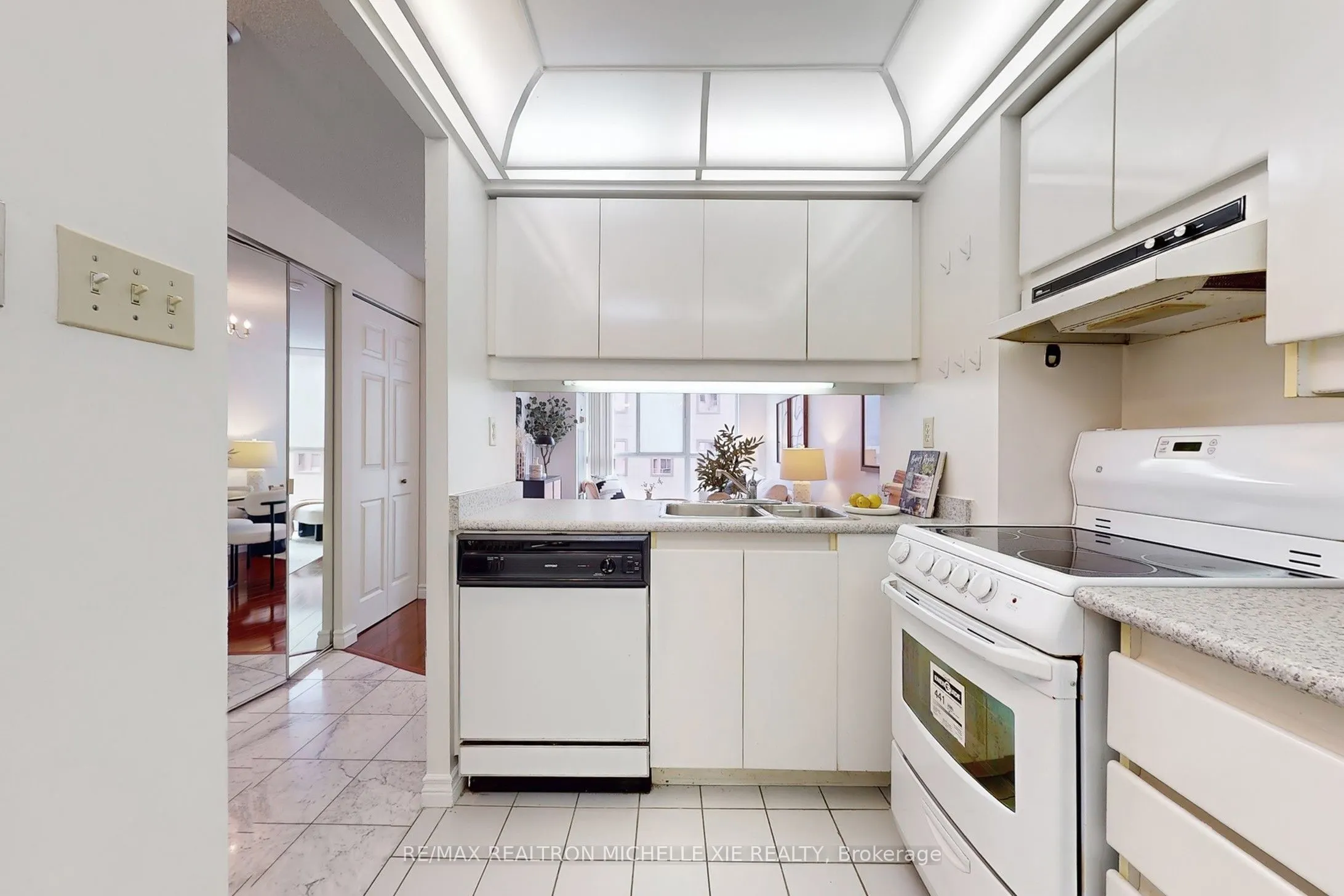 736 Bay Street, #1009