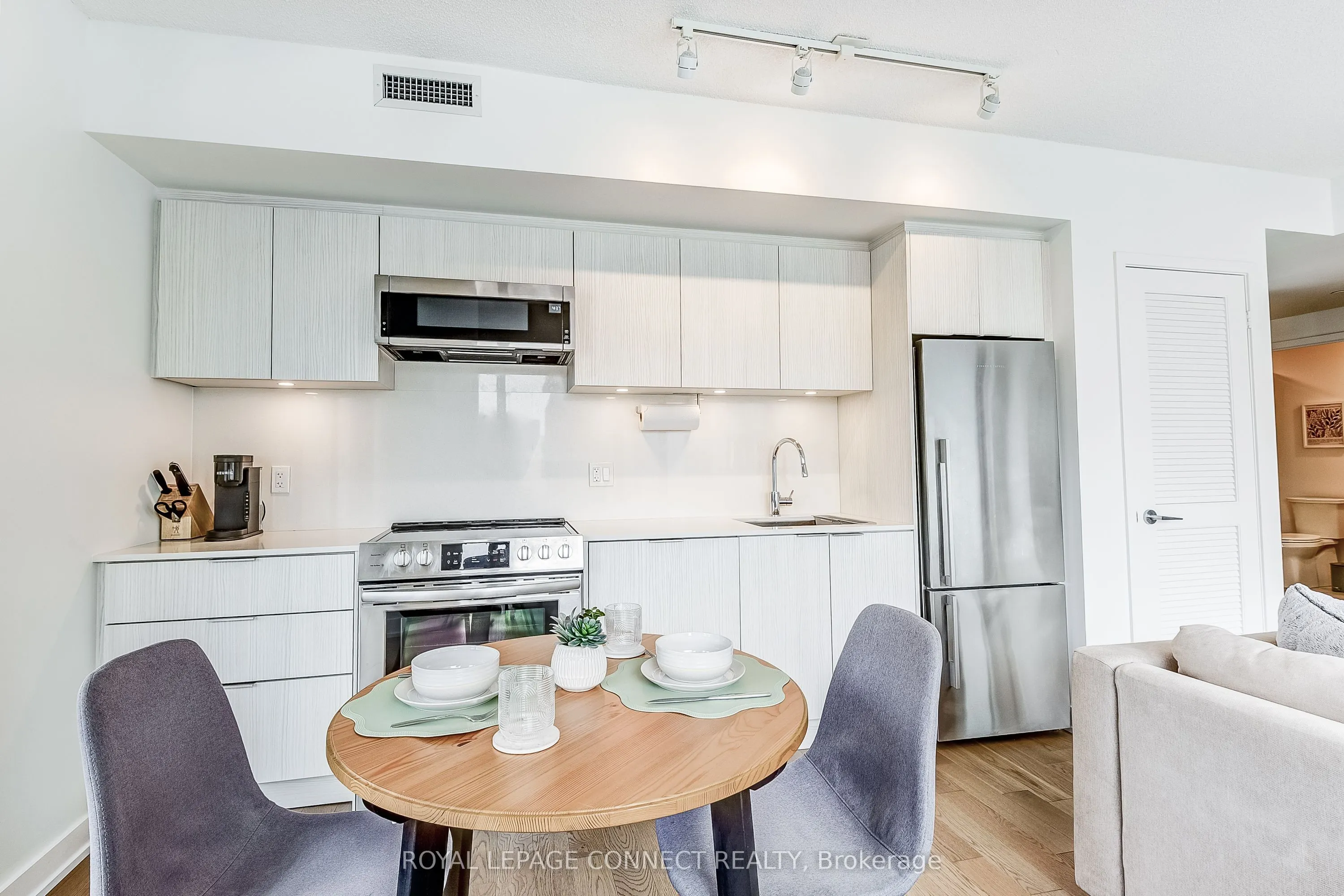 25 Richmond Street E, #902