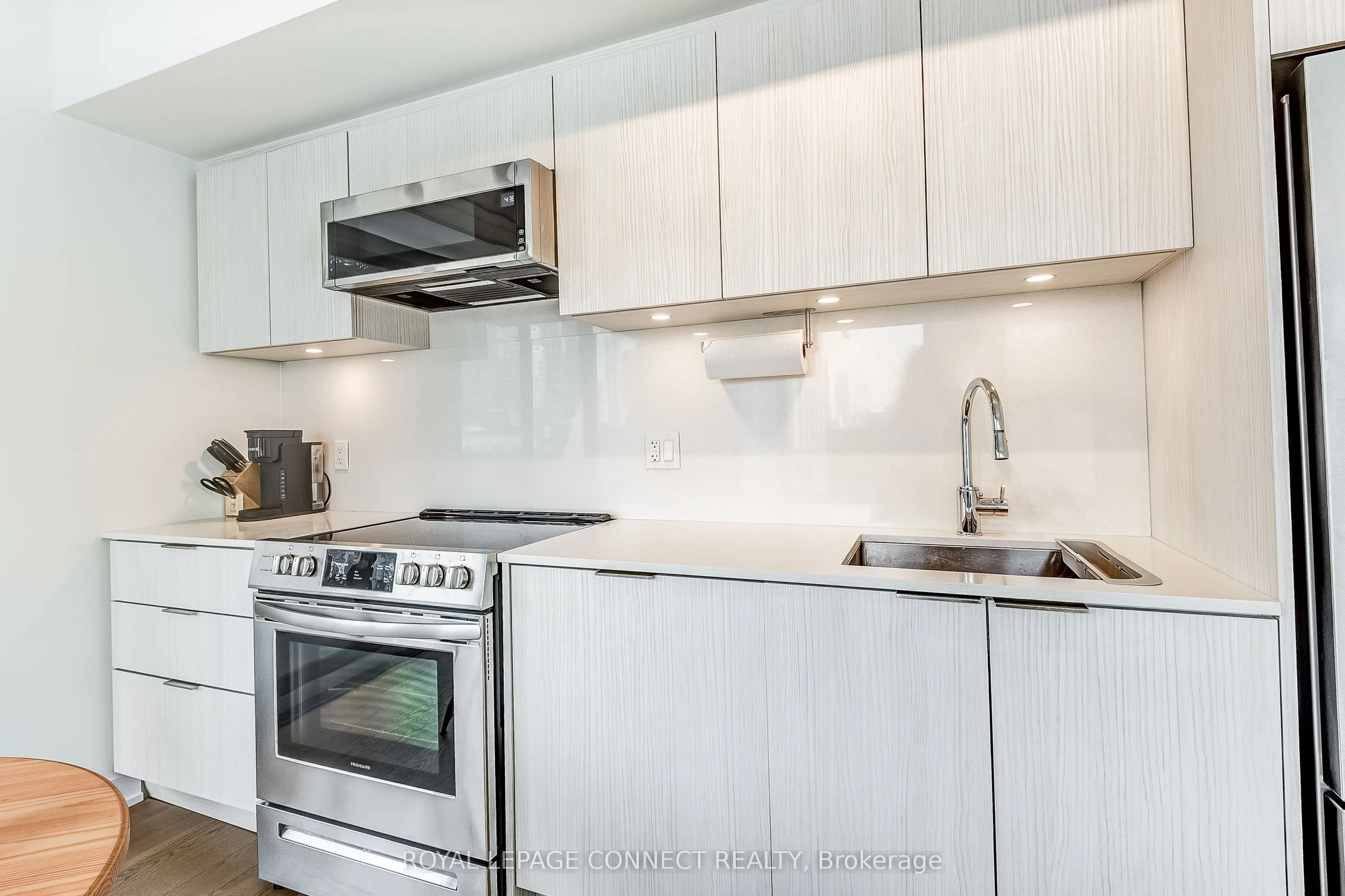 25 Richmond Street E, #902