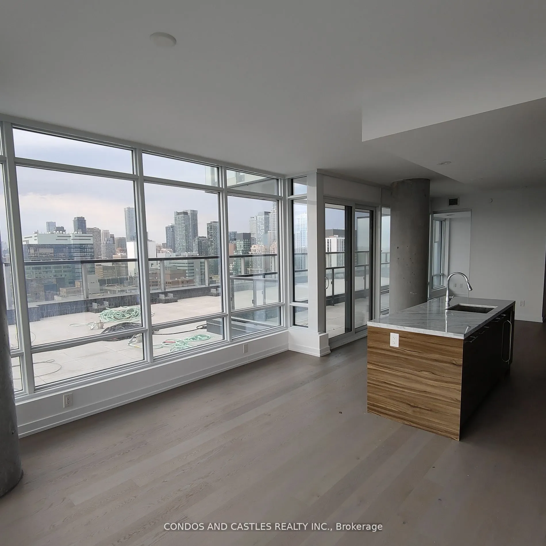 488 University Avenue, #2016