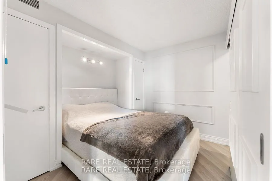 8 York Street, #911