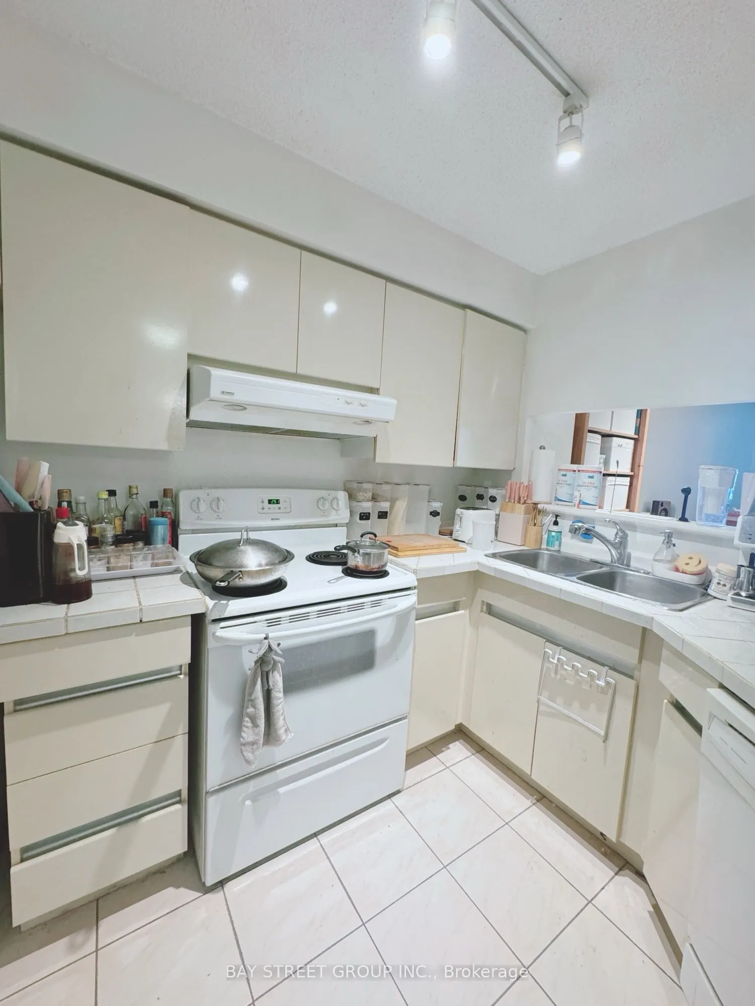 24 Wellesley Street W, #1512