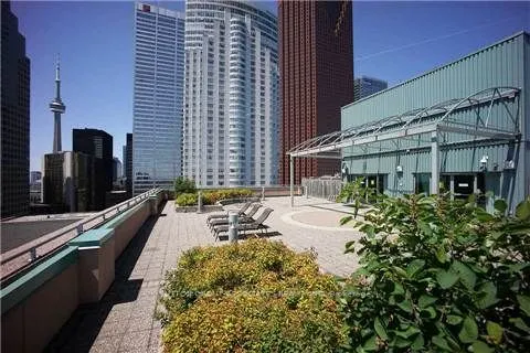 7 King Street E, #809