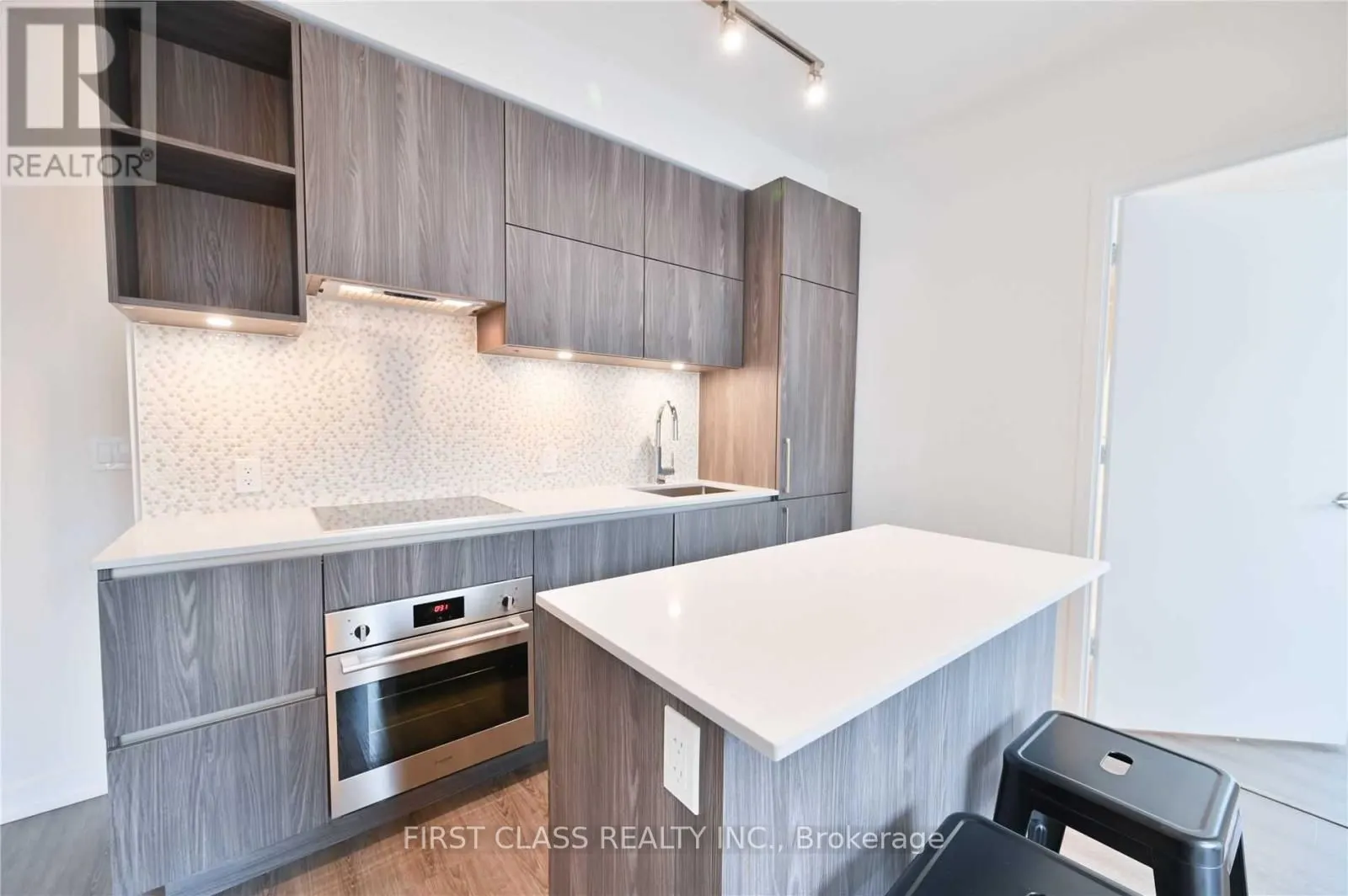 1 Yorkville Avenue, #608