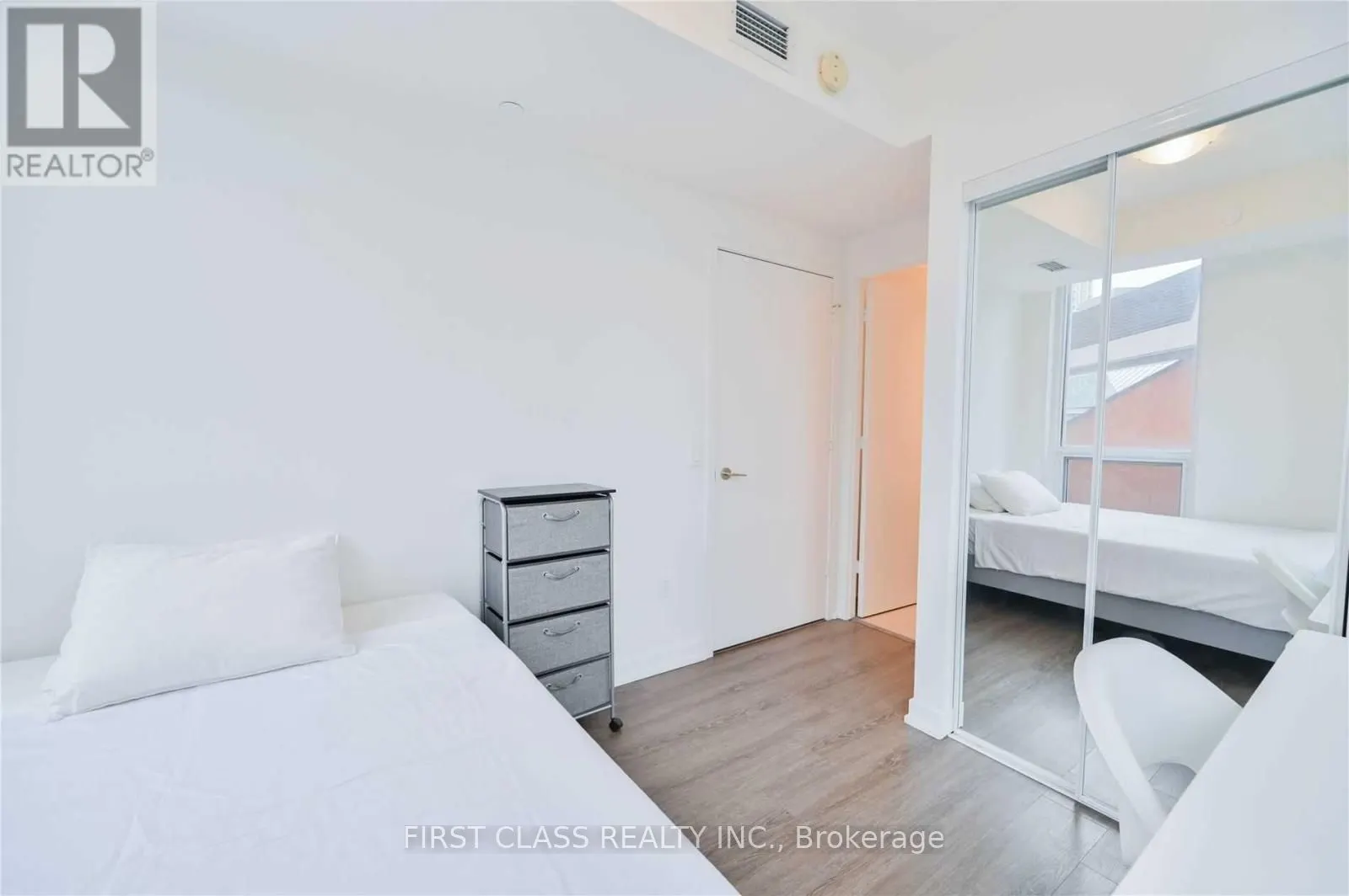 1 Yorkville Avenue, #608