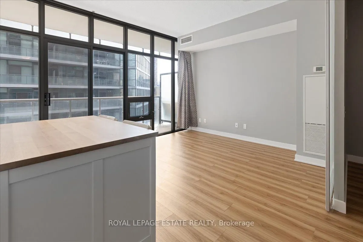33 Charles Street E, #811