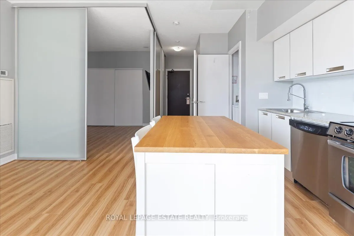 33 Charles Street E, #811