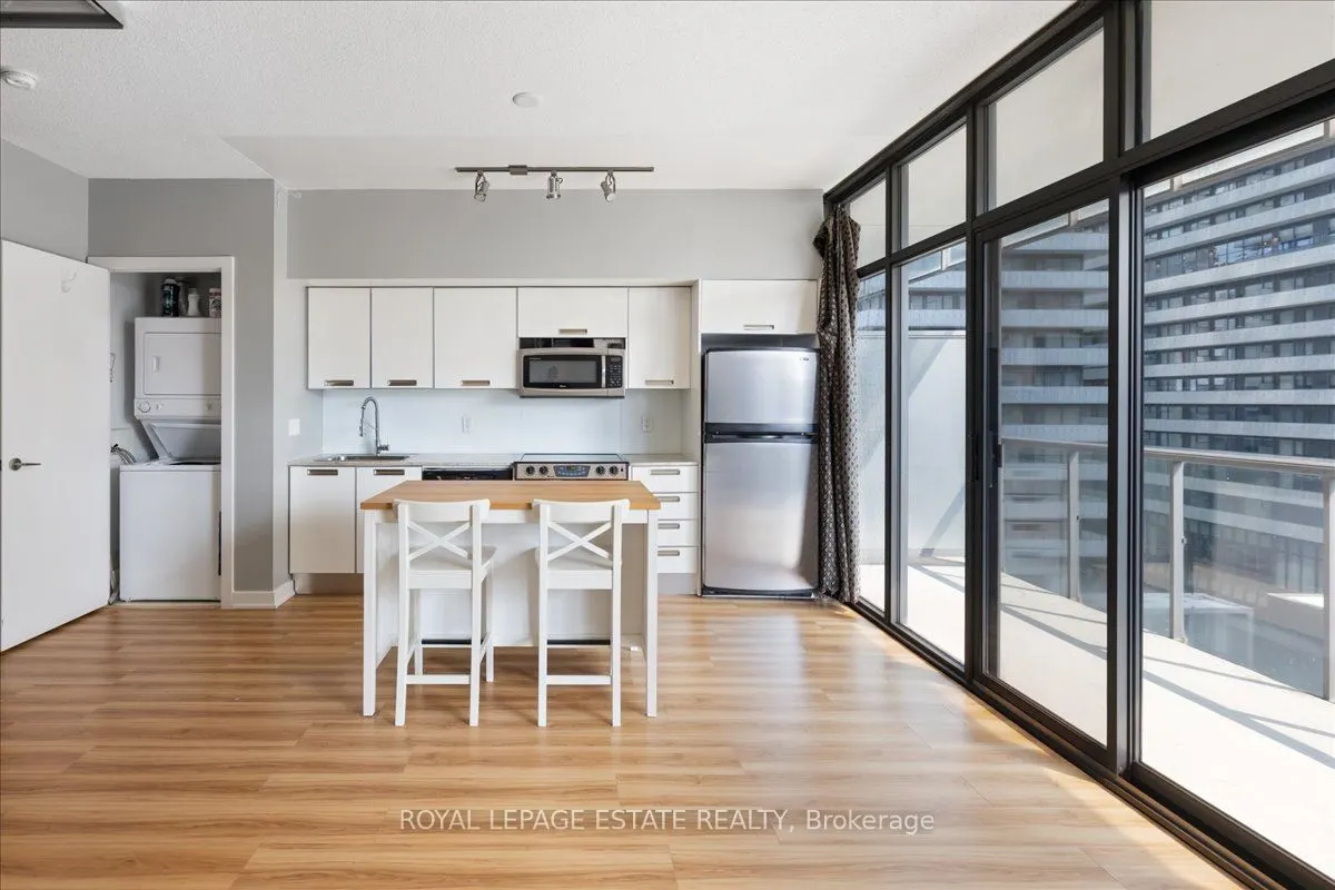 33 Charles Street E, #811