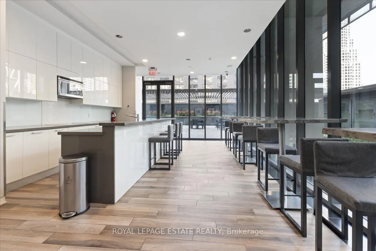 33 Charles Street E, #811