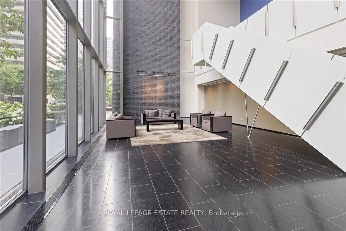 33 Charles Street E, #811